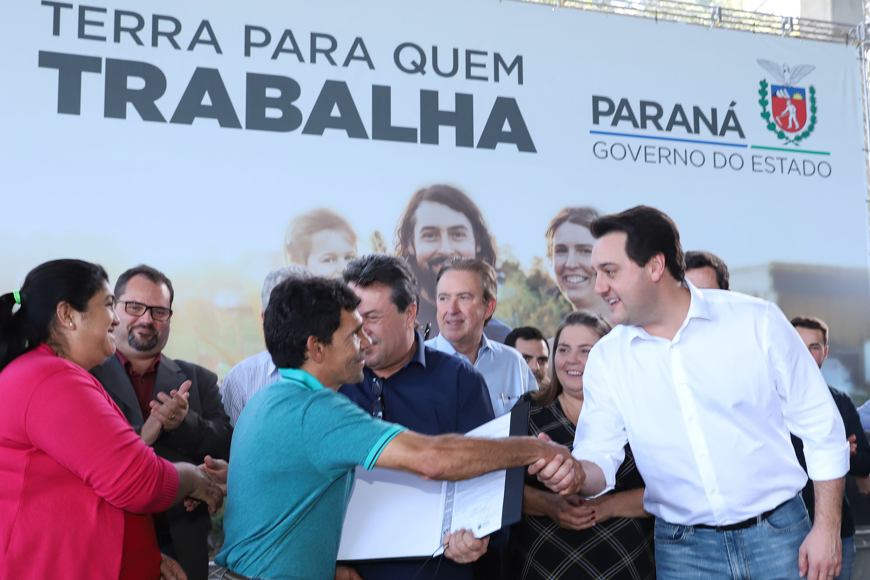 Governador Carlos Massa Ratinho Junior, durante solenidade realizada no município de Quitandinha, na Região Metropolitana de Curitiba, entregou títulos de regularização fundiária para 59 pequenos produtores rurais e confirmou recursos para a prefeitura adquirir equipamento rodoviário e veículo para uso na administração - Quitandinha, 13/06/2019 - Foto: Rodrigo Félix Leal/ANPr