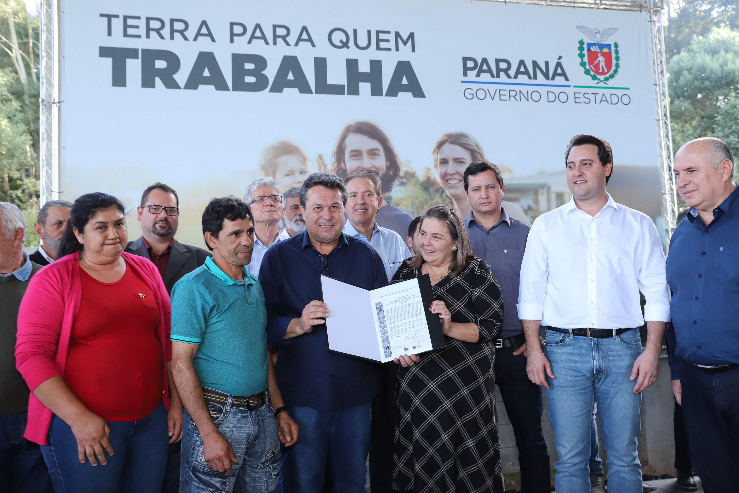 Governador Carlos Massa Ratinho Junior, durante solenidade realizada no município de Quitandinha, na Região Metropolitana de Curitiba, entregou títulos de regularização fundiária para 59 pequenos produtores rurais e confirmou recursos para a prefeitura adquirir equipamento rodoviário e veículo para uso na administração - Quitandinha, 13/06/2019 - Foto: Rodrigo Félix Leal/ANPr