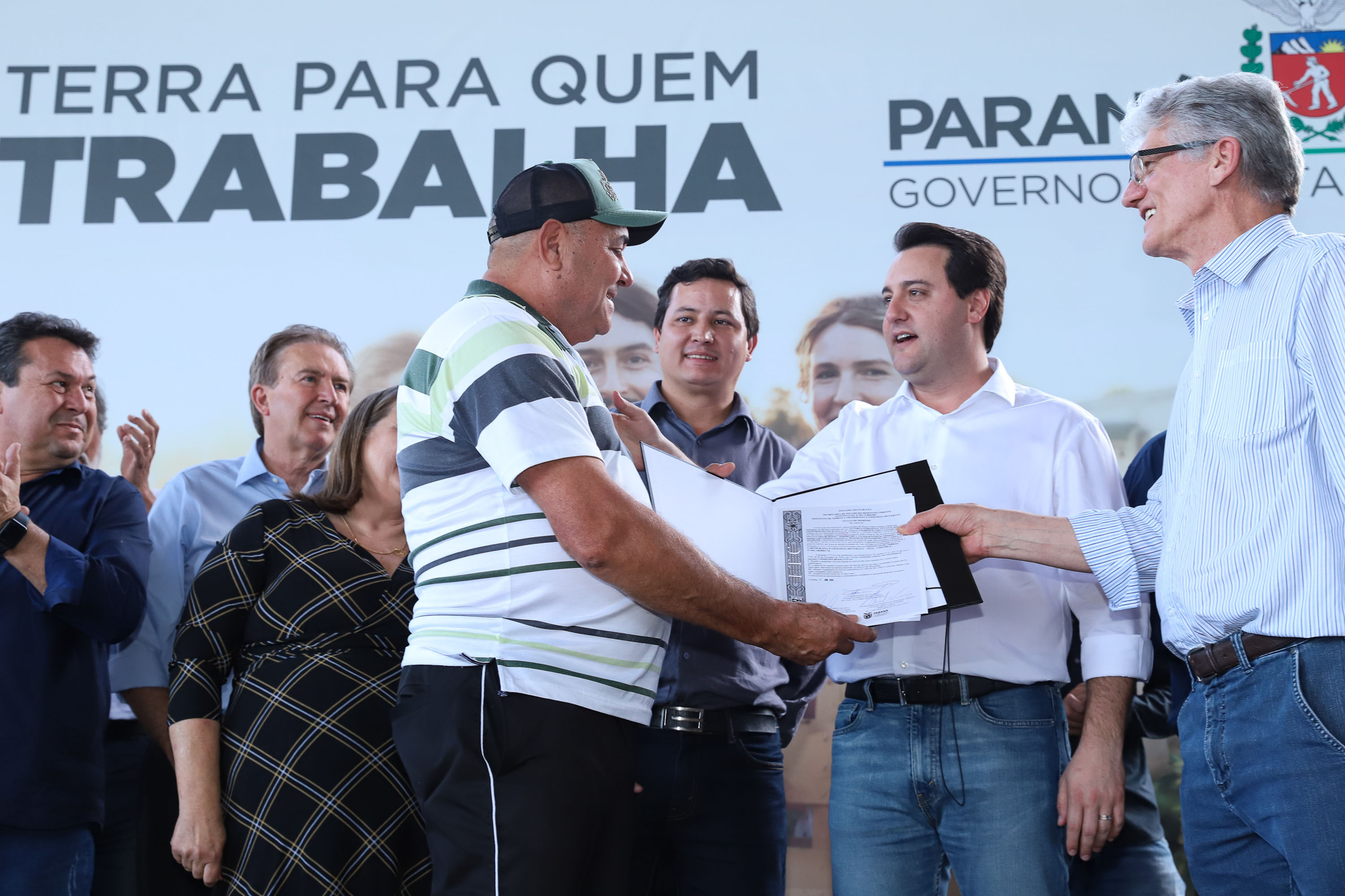Governador Carlos Massa Ratinho Junior, durante solenidade realizada no município de Quitandinha, na Região Metropolitana de Curitiba, entregou títulos de regularização fundiária para 59 pequenos produtores rurais e confirmou recursos para a prefeitura adquirir equipamento rodoviário e veículo para uso na administração - Quitandinha, 13/06/2019 - Foto: Rodrigo Félix Leal/ANPr