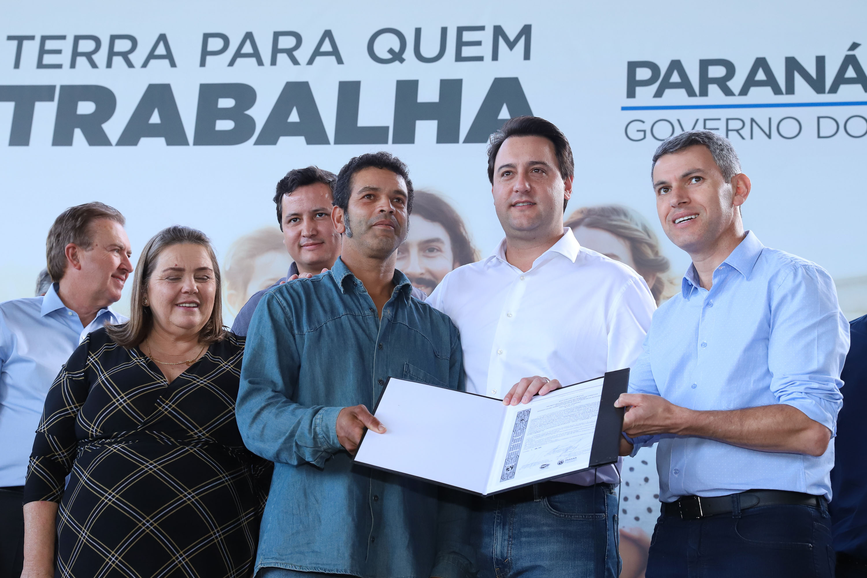 Governador Carlos Massa Ratinho Junior, durante solenidade realizada no município de Quitandinha, na Região Metropolitana de Curitiba, entregou títulos de regularização fundiária para 59 pequenos produtores rurais e confirmou recursos para a prefeitura adquirir equipamento rodoviário e veículo para uso na administração - Quitandinha, 13/06/2019 - Foto: Rodrigo Félix Leal/ANPr