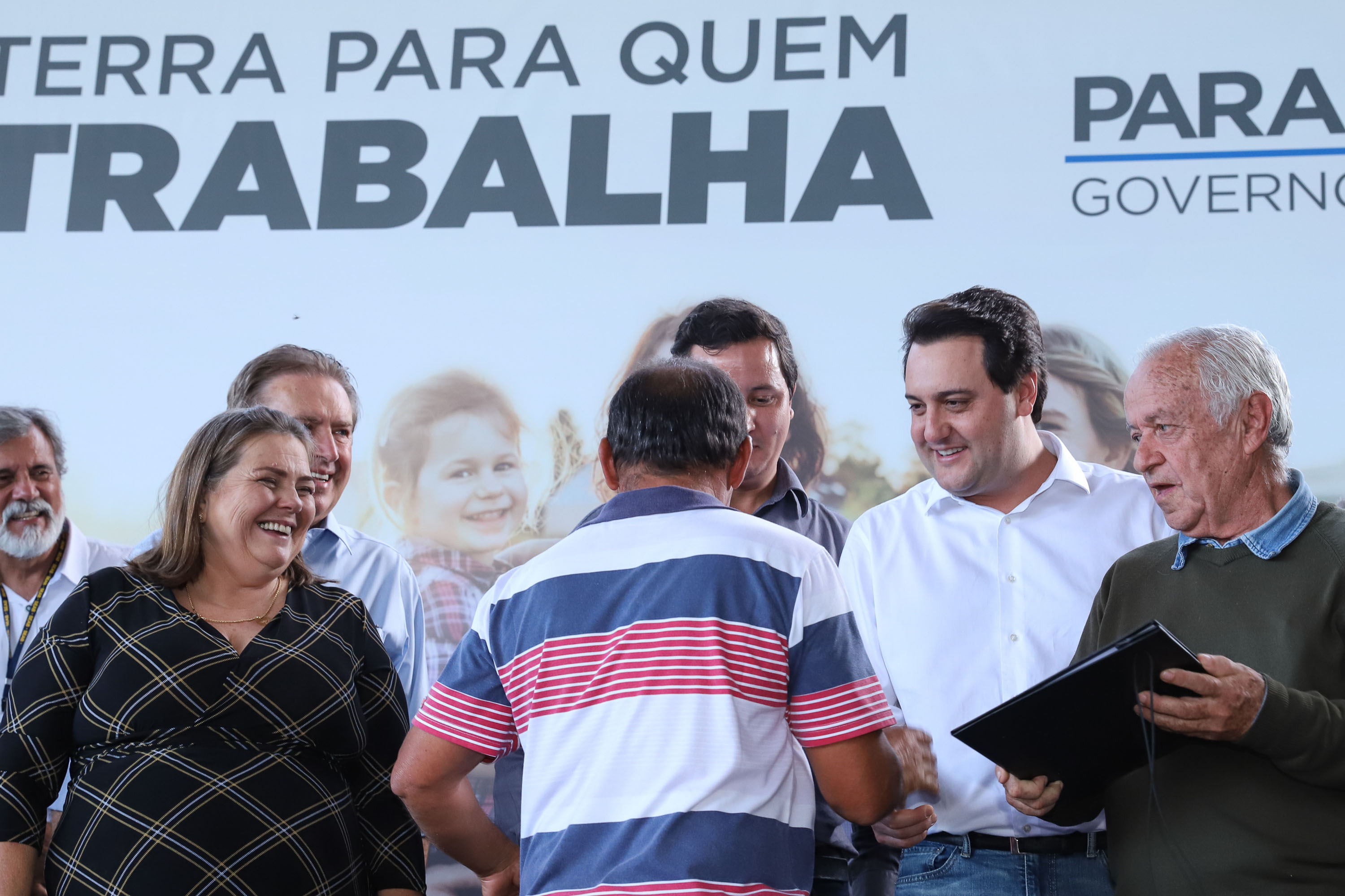 Governador Carlos Massa Ratinho Junior, durante solenidade realizada no município de Quitandinha, na Região Metropolitana de Curitiba, entregou títulos de regularização fundiária para 59 pequenos produtores rurais e confirmou recursos para a prefeitura adquirir equipamento rodoviário e veículo para uso na administração - Quitandinha, 13/06/2019 - Foto: Rodrigo Félix Leal/ANPr