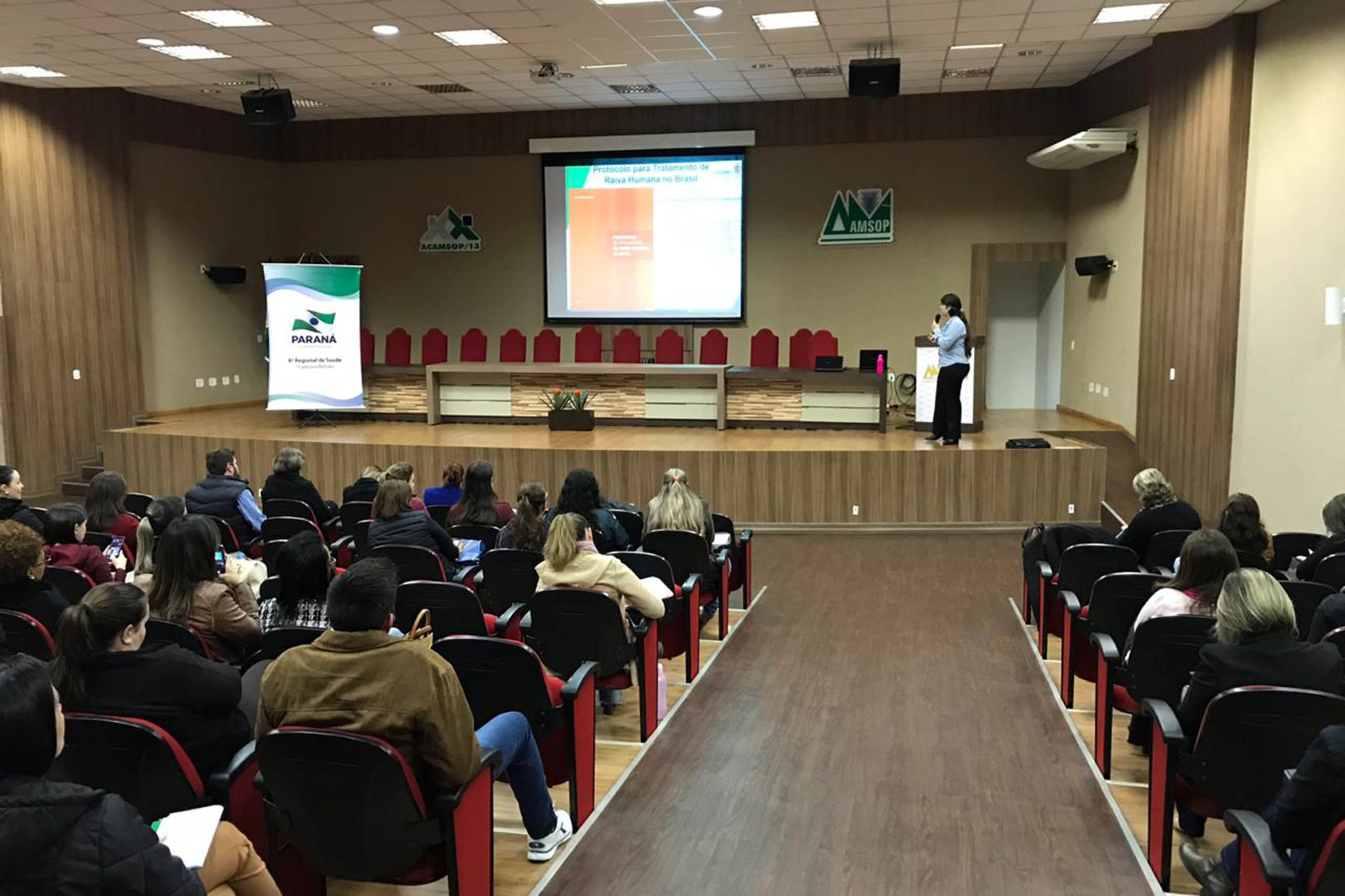 Secretaria de Estado da Saúde promoveu nesta semana a última etapa da capacitação para aprimorar o tratamento da raiva humana, transmitida por animais. O ciclo de treinamento, chamado Atendimento e Profilaxia Antirrábica Humana, terminou na 5ª Regional de Saúde, em Guarapuava. Antes, passou por todas as 22 regionais e contou com a participação de cerca de 1,6 mil profissionais da Atenção Básica e da Vigilância em Saúde. Foto: SESA