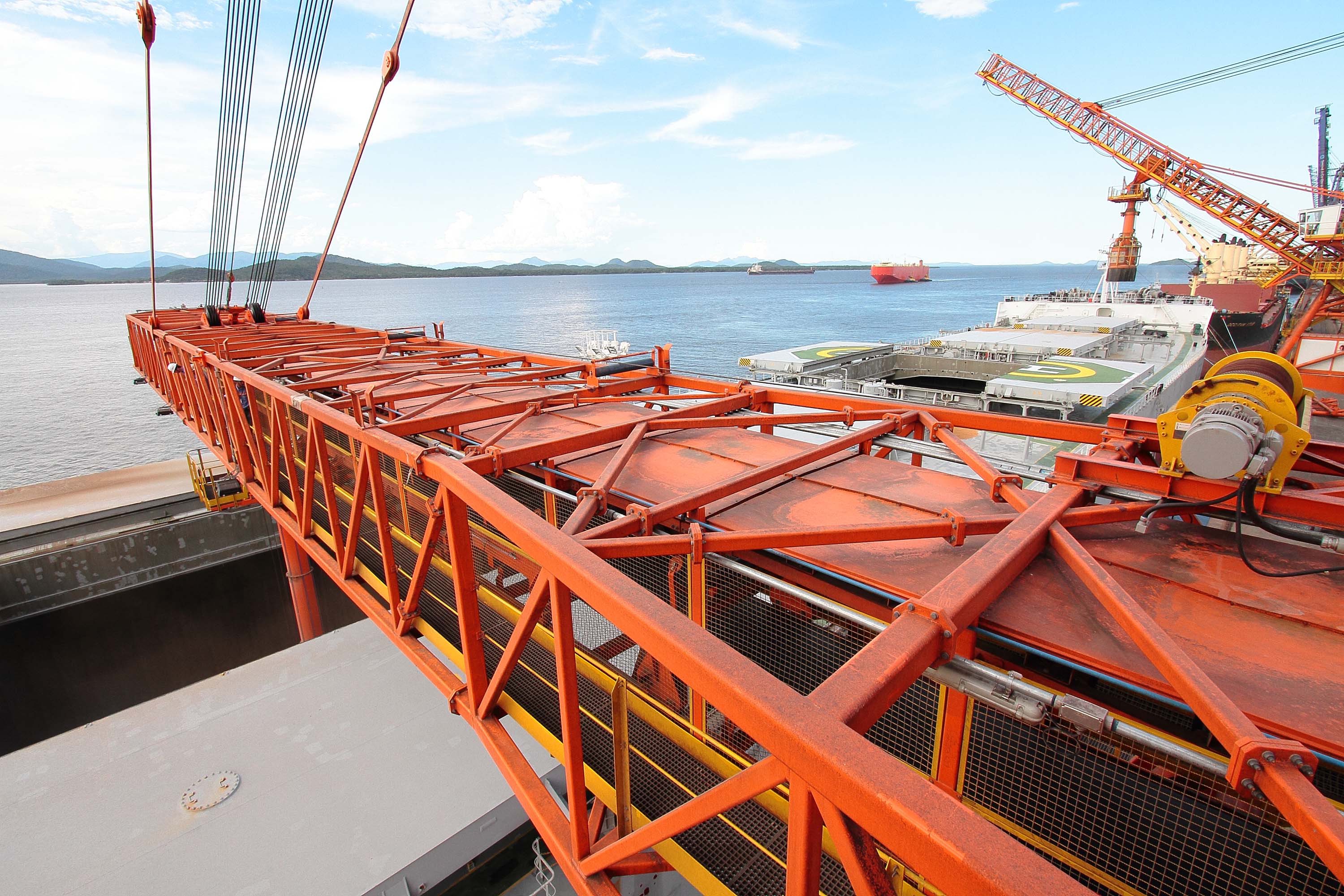 O Corredor de Exportação do Porto de Paranaguá embarcou na terça-feira (25) 57.193 toneladas de milho em um único berço de atracação. Foram mais de 2,3 mil toneladas de grão por hora. O volume supera a marca anterior, registrada em 8 de dezembro de 2015, quando foram 51,6 mil toneladas em um único dia. Foto: Portos do Paraná