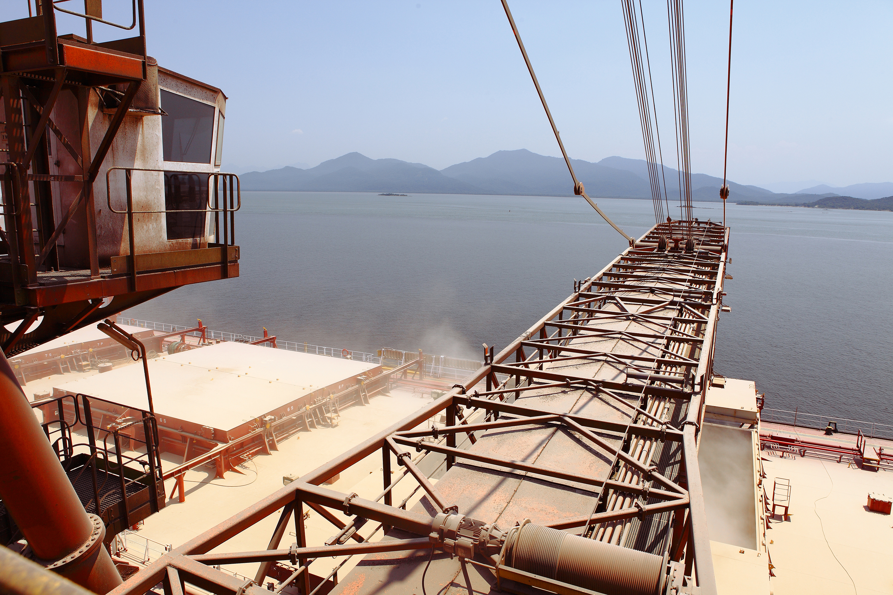 O Corredor de Exportação do Porto de Paranaguá embarcou na terça-feira (25) 57.193 toneladas de milho em um único berço de atracação. Foram mais de 2,3 mil toneladas de grão por hora. O volume supera a marca anterior, registrada em 8 de dezembro de 2015, quando foram 51,6 mil toneladas em um único dia. Foto: Portos do Paraná