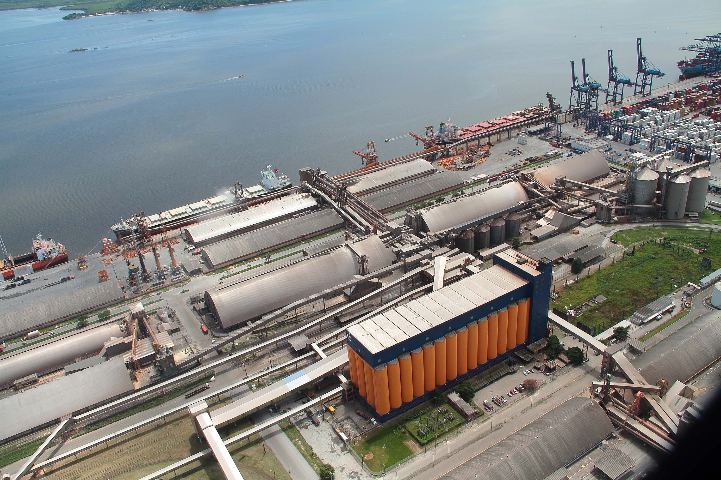 O Corredor de Exportação do Porto de Paranaguá embarcou na terça-feira (25) 57.193 toneladas de milho em um único berço de atracação. Foram mais de 2,3 mil toneladas de grão por hora. O volume supera a marca anterior, registrada em 8 de dezembro de 2015, quando foram 51,6 mil toneladas em um único dia. Foto: Portos do Paraná