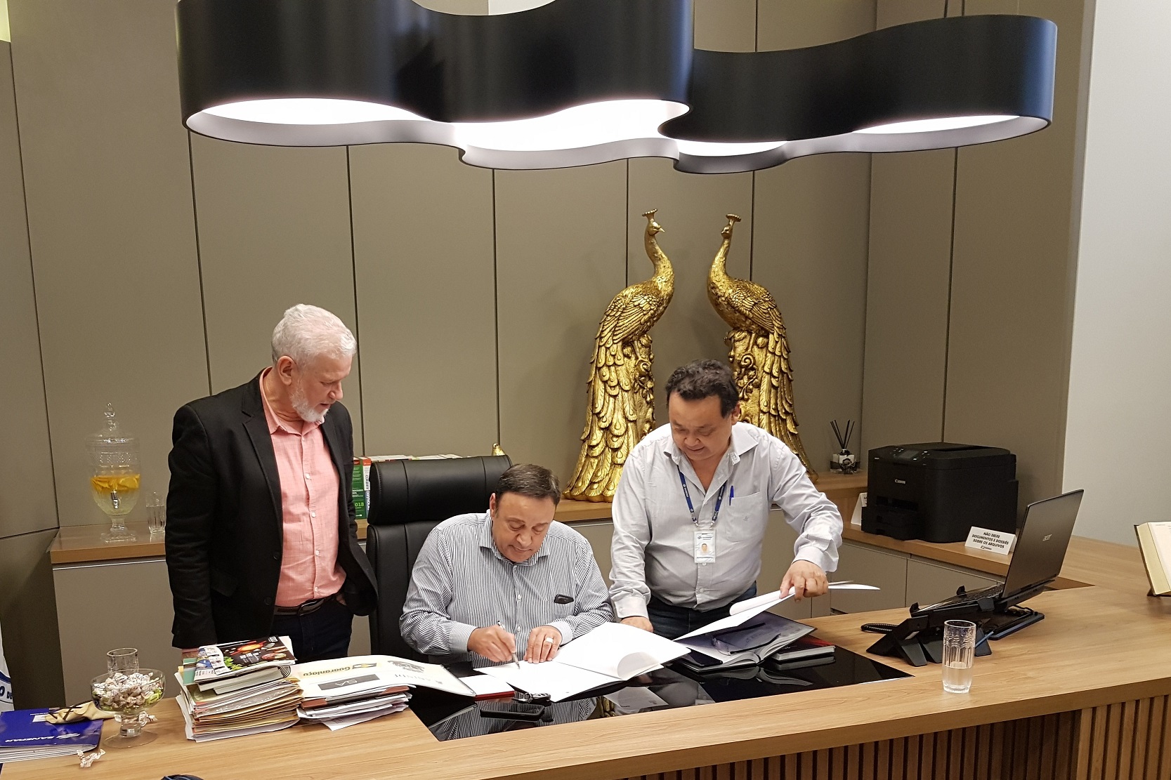 Representantes da comunidade e autoridades participam da cerimônia  -  Foto: Sanepar