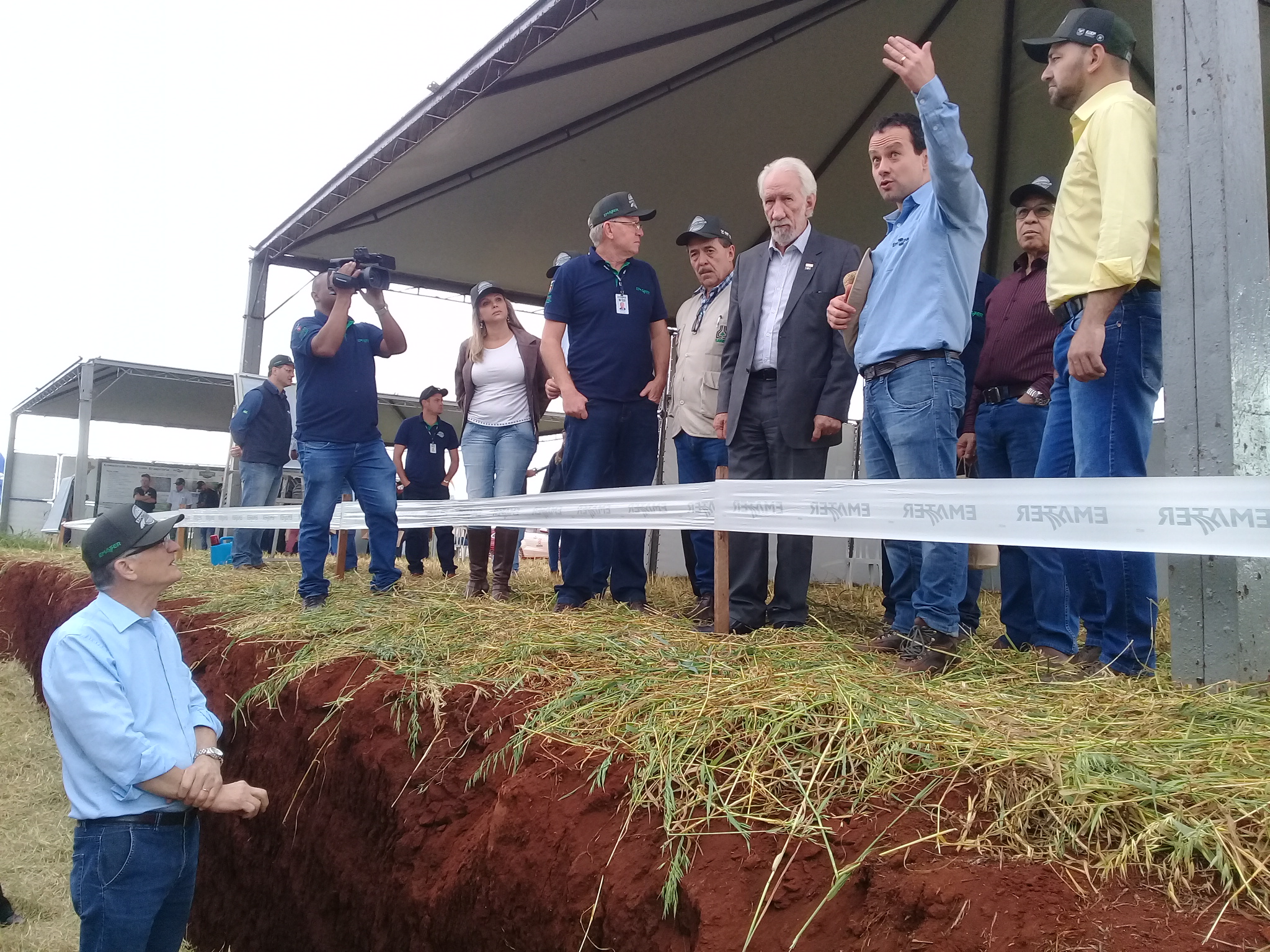 O vice-governador do Paraná, Darci Piana, e o secretário estadual da agricultura e do Abastecimento, Noberto Ortigara, visitaram nesta quarta (3) a Expotécnica, feira agropecuária realizada em Sabáudia, norte do estado. A feira, na sua 26ª edição, se destaca pela elevada presença de produtores rurais de toda a região e pelas inovações trazidas ao homem do campo.  -  Sabáudia, 03/07/2019  -  Foto: Lucas V.de Araújo/Iapar