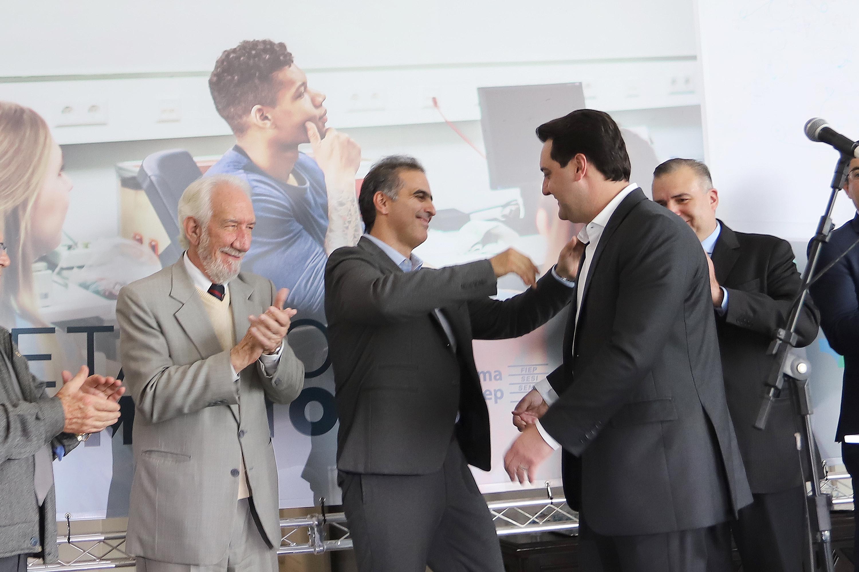 O bairro Uberaba, em Curitiba, será o primeiro do Paraná a receber o projeto Carretas do Conhecimento, idealizado pelo Governo do Paraná, através da Secretaria da Justiça, Família e Trabalho, em parceria com a Volkswagen e o Senai-PR