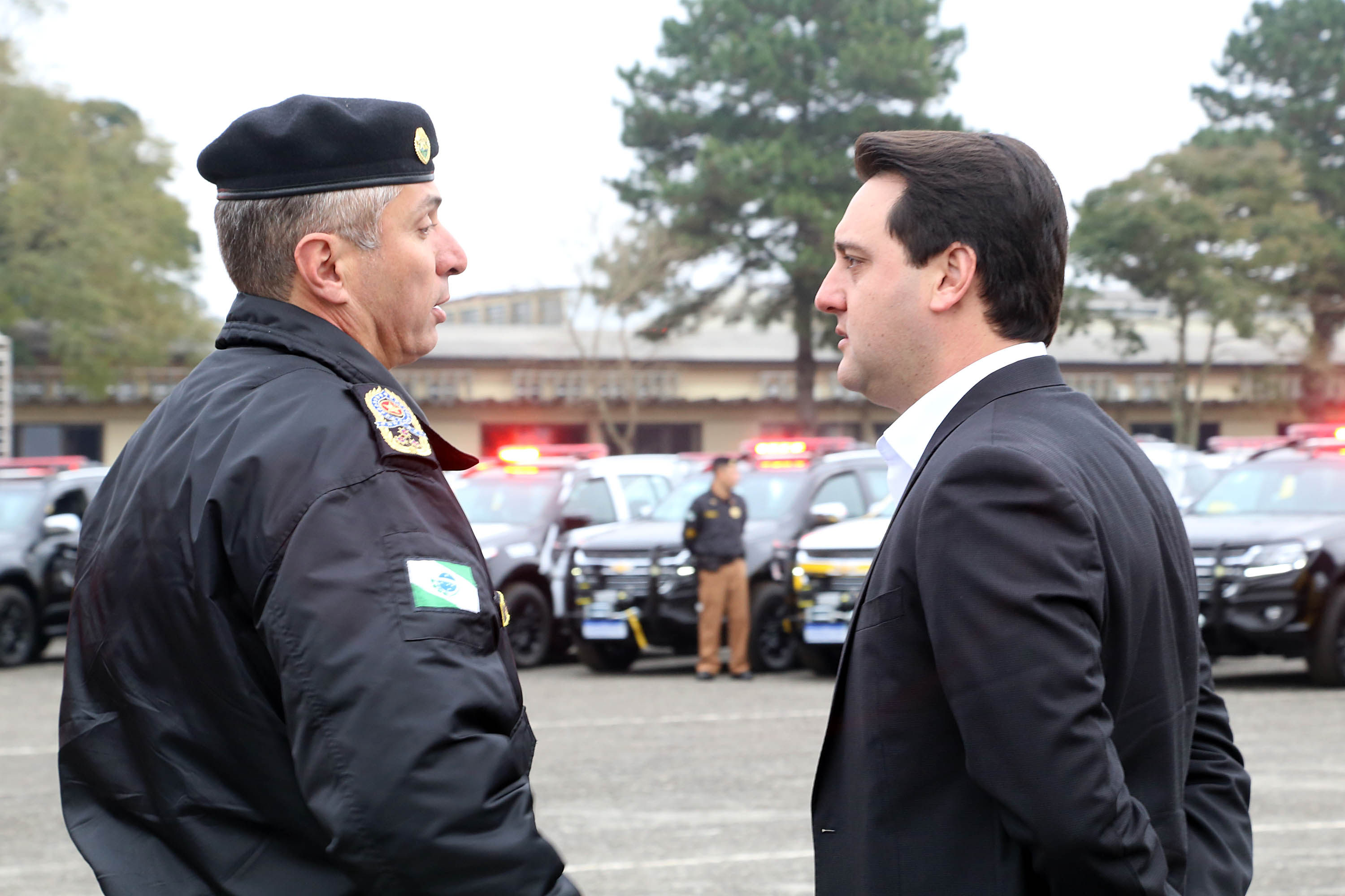 O governador Carlos Massa Ratinho Junior destacou nesta quarta-feira (10) o esforço que o Estado tem feito para recompor e atualizar a frota de viaturas policiais. Em solenidade para a entrega de 100 novos veículos para as polícias Militar e Civil e para os Bombeiros, ele lembrou que assumiu o governo com cerca de 40% das viaturas policiais no conserto e que vem trabalhando para resolver a situação. Foto: Gilson Abreu/ANPr