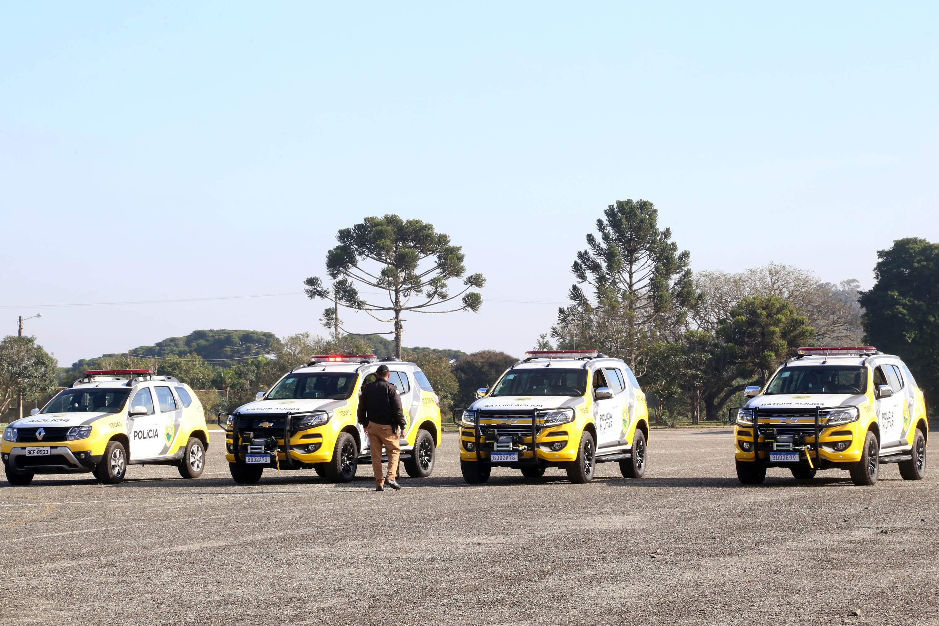 O governador Carlos Massa Ratinho Junior destacou nesta quarta-feira (10) o esforço que o Estado tem feito para recompor e atualizar a frota de viaturas policiais. Em solenidade para a entrega de 100 novos veículos para as polícias Militar e Civil e para os Bombeiros, ele lembrou que assumiu o governo com cerca de 40% das viaturas policiais no conserto e que vem trabalhando para resolver a situação. Foto: Gilson Abreu/ANP