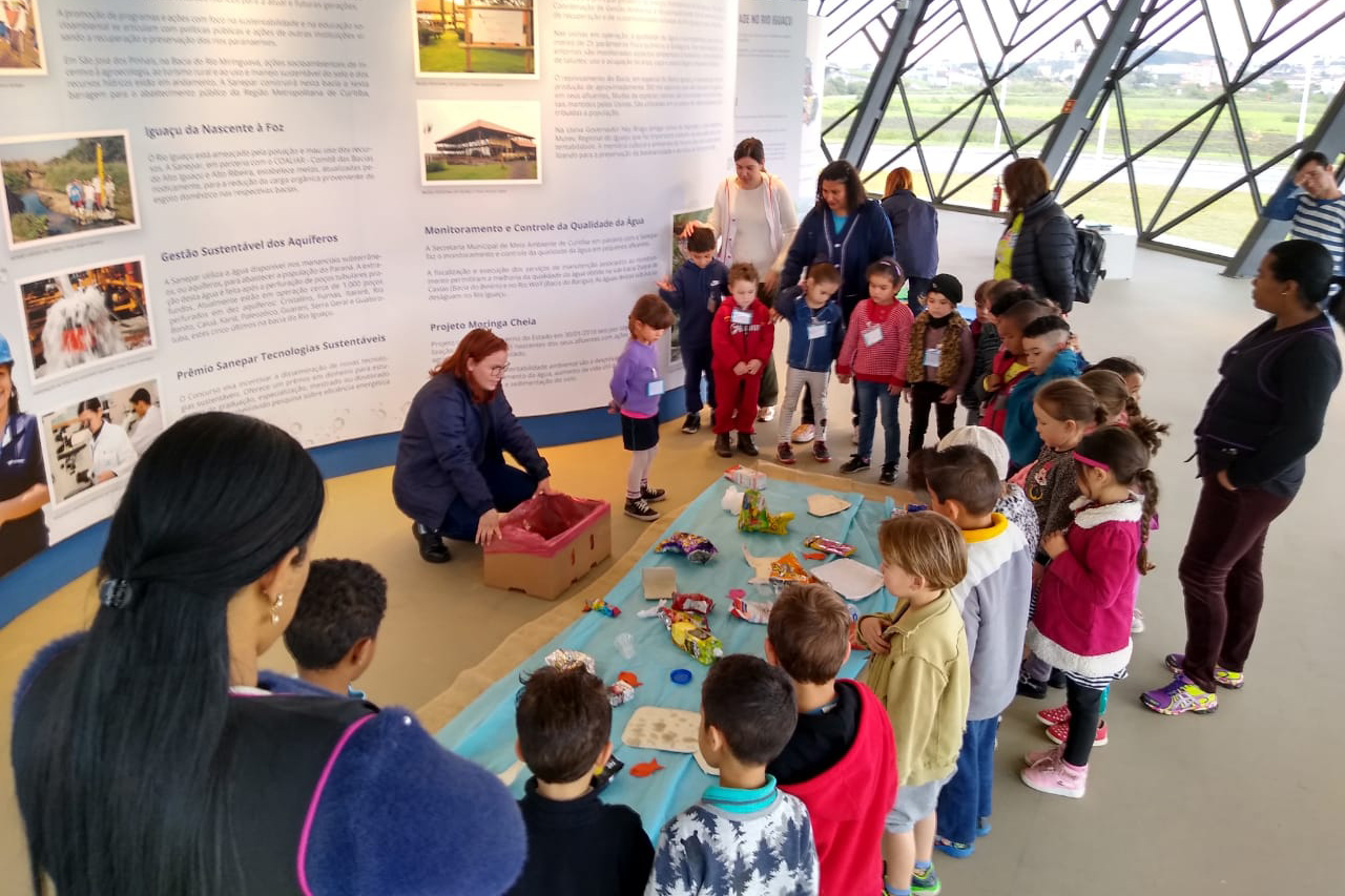 A história do maior rio do Estado do Paraná, o Iguaçu, já pode ser vivenciada por crianças da Educação Infantil, em Curitiba. Apesar de julho ser momento de pausa nas atividades em sala, a novidade vem em boa hora para os educadores, uma vez que o recesso escolar é, também, dedicado ao planejamento para o próximo período.  Foto:Divulgação/Sanepar