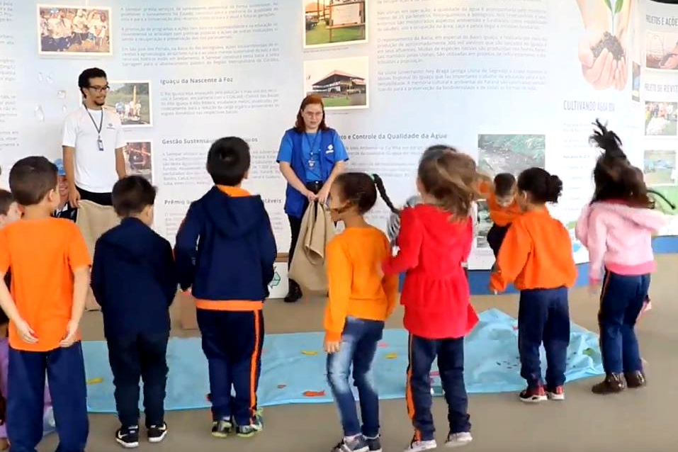 A história do maior rio do Estado do Paraná, o Iguaçu, já pode ser vivenciada por crianças da Educação Infantil, em Curitiba. Apesar de julho ser momento de pausa nas atividades em sala, a novidade vem em boa hora para os educadores, uma vez que o recesso escolar é, também, dedicado ao planejamento para o próximo período.  Foto:Divulgação/Sanepar
