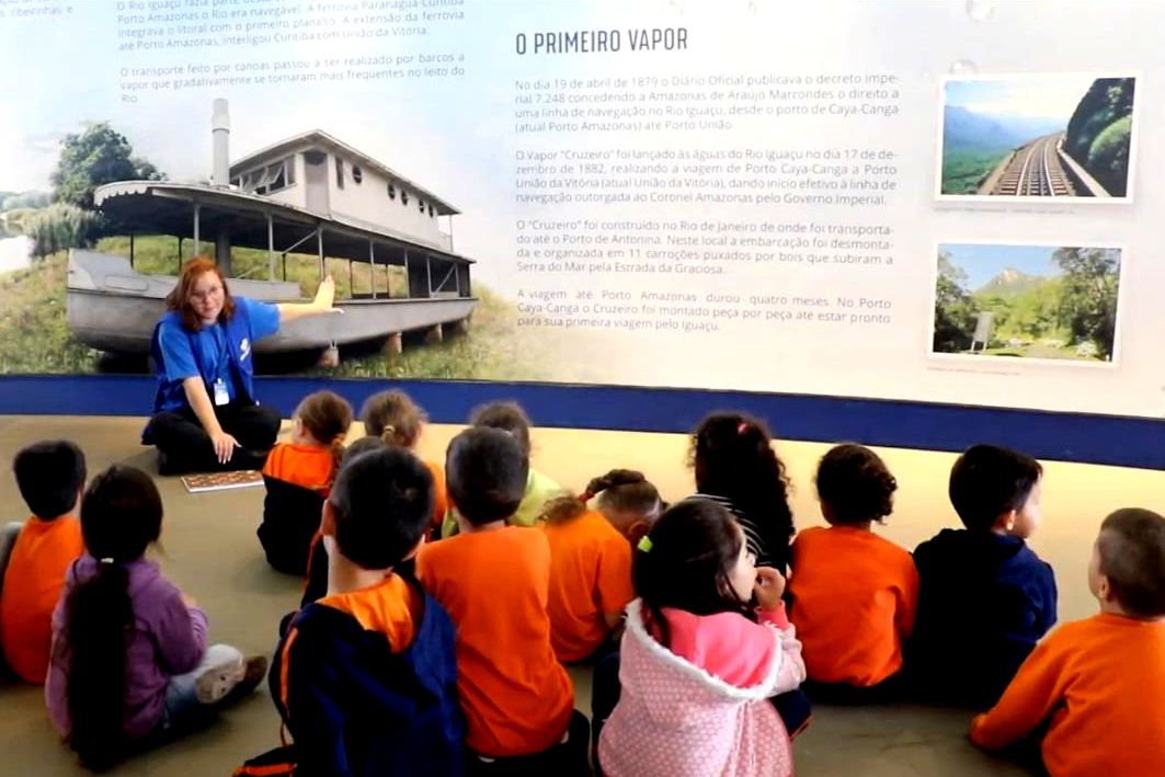 A história do maior rio do Estado do Paraná, o Iguaçu, já pode ser vivenciada por crianças da Educação Infantil, em Curitiba. Apesar de julho ser momento de pausa nas atividades em sala, a novidade vem em boa hora para os educadores, uma vez que o recesso escolar é, também, dedicado ao planejamento para o próximo período.  Foto:Divulgação/Sanepar