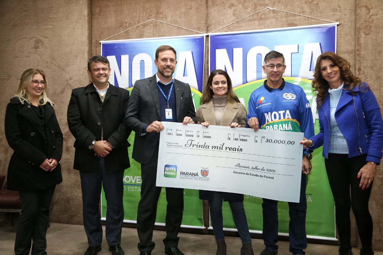 Todas de Curitiba e todas mulheres. São da Capital as três felizes ganhadoras dos prêmios do Nota Paraná deste mês de julho. Os cheques, de R$ 50 mil, R$ 30 mil e R$ 20 mil, foram entregues nesta quinta-feira (18) às três moradoras de Curitiba dos bairros Mossunguê, Hugo Lange e Campo Comprido. Foto: Gilson Abreu/ANPr