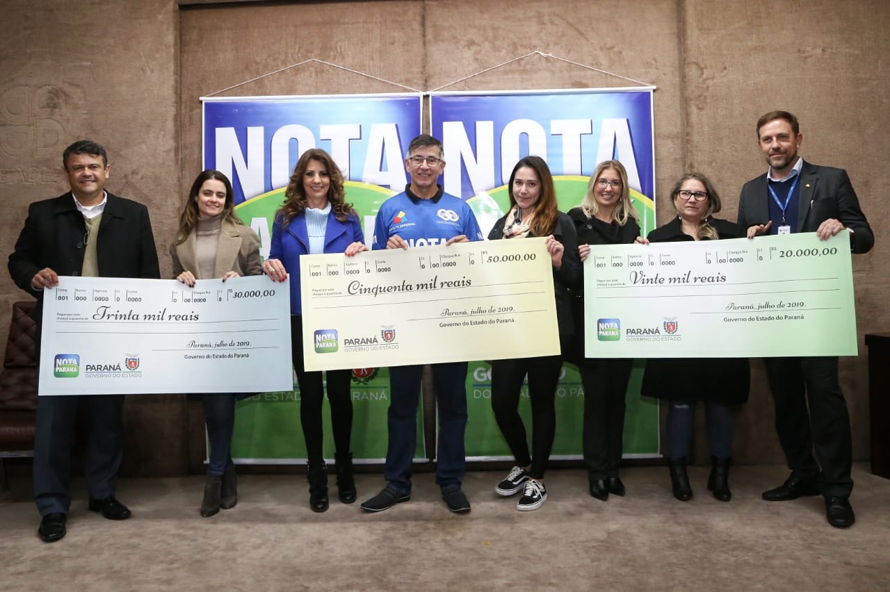 Todas de Curitiba e todas mulheres. São da Capital as três felizes ganhadoras dos prêmios do Nota Paraná deste mês de julho. Os cheques, de R$ 50 mil, R$ 30 mil e R$ 20 mil, foram entregues nesta quinta-feira (18) às três moradoras de Curitiba dos bairros Mossunguê, Hugo Lange e Campo Comprido. Foto: Gilson Abreu/ANPr