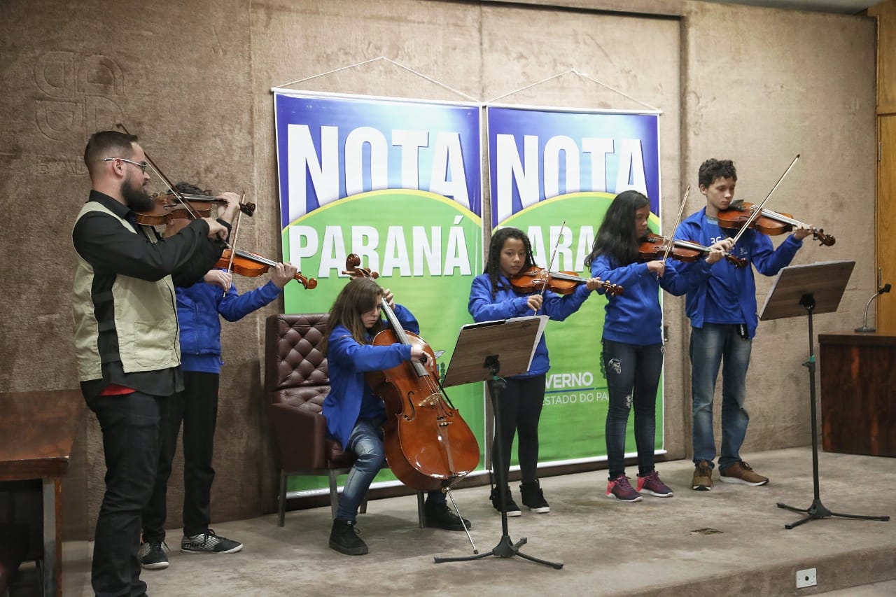Todas de Curitiba e todas mulheres. São da Capital as três felizes ganhadoras dos prêmios do Nota Paraná deste mês de julho. Os cheques, de R$ 50 mil, R$ 30 mil e R$ 20 mil, foram entregues nesta quinta-feira (18) às três moradoras de Curitiba dos bairros Mossunguê, Hugo Lange e Campo Comprido. Foto: Gilson Abreu/ANPr