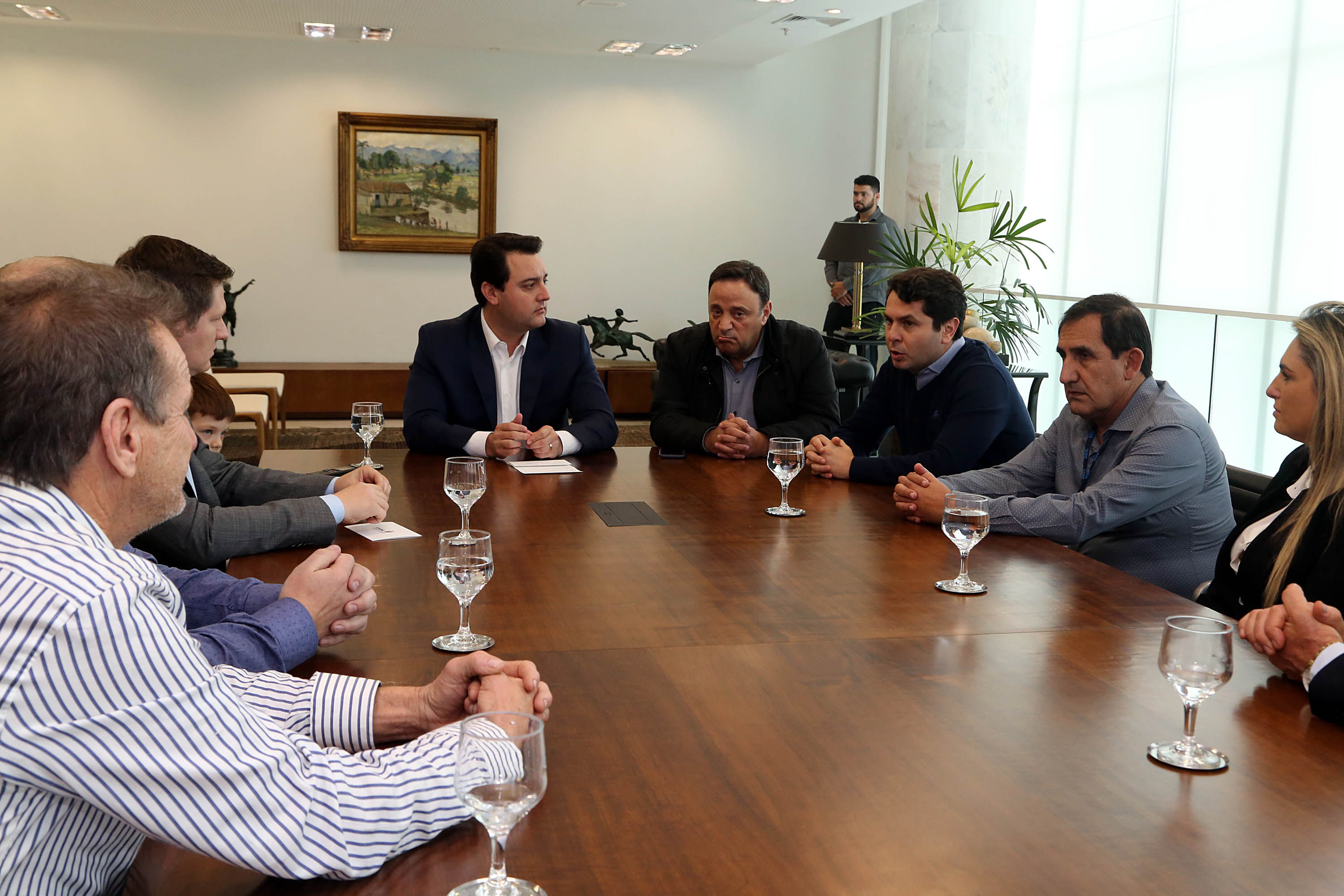 O governador Carlos Massa Ratinho Junior autorizou nesta segunda-feira (22) o repasse de R$ 4 milhões para o recape da Rua Marechal Deodoro da Fonseca, em União da Vitória, no Sul do Estado. A via é uma das mais importantes do município e atravessa quatro bairros, além de fazer a ligação da região Sul com o Sudoeste paranaense e também com Santa Catarina.Foto: Gilson Abreu /ANPr