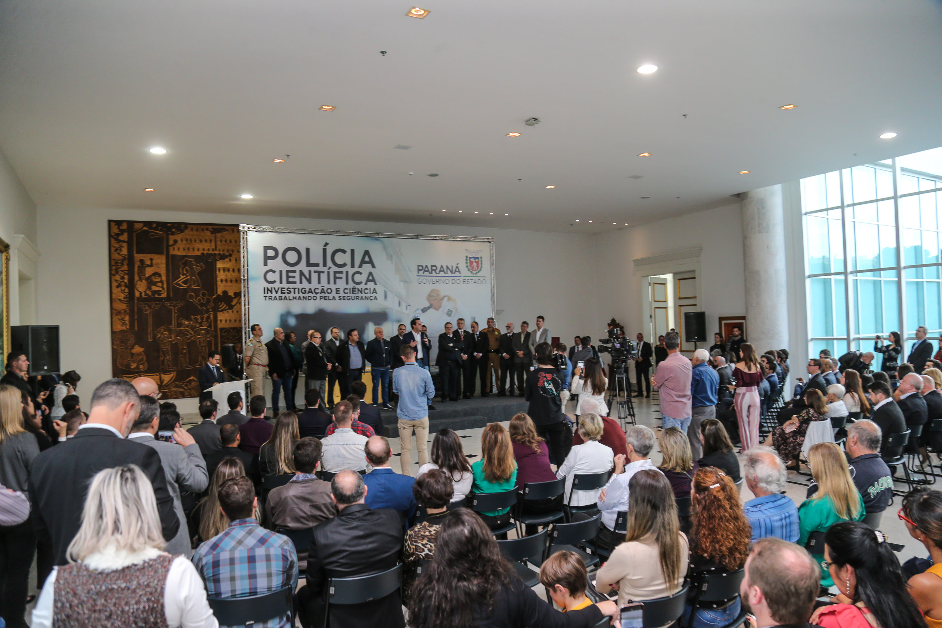 O governador Carlos Massa Ratinho Júnior dá posse a mais de 90 peritos oficiais, no Palácio Iguaçu. Os profissionais integrarão o efetivo da Polícia Científica do Paraná e, após formação, serão distribuídos no Estado, conforme a necessidade. Curitiba, 22/07/2019 -Foto: Geraldo Bubniak/ANPr