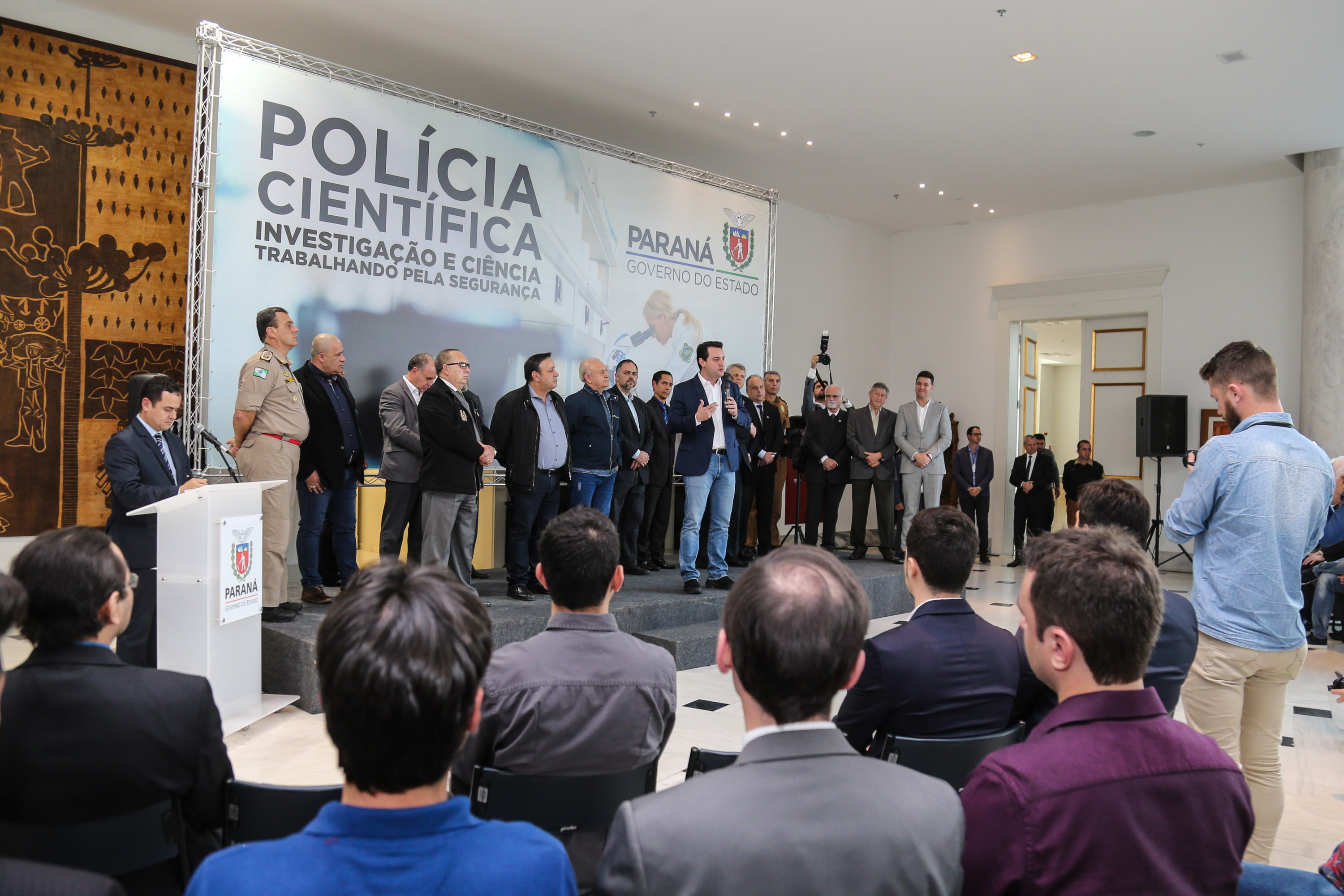 O governador Carlos Massa Ratinho Júnior dá posse a mais de 90 peritos oficiais, no Palácio Iguaçu. Os profissionais integrarão o efetivo da Polícia Científica do Paraná e, após formação, serão distribuídos no Estado, conforme a necessidade. Curitiba, 22/07/2019 -Foto: Geraldo Bubniak/ANPr