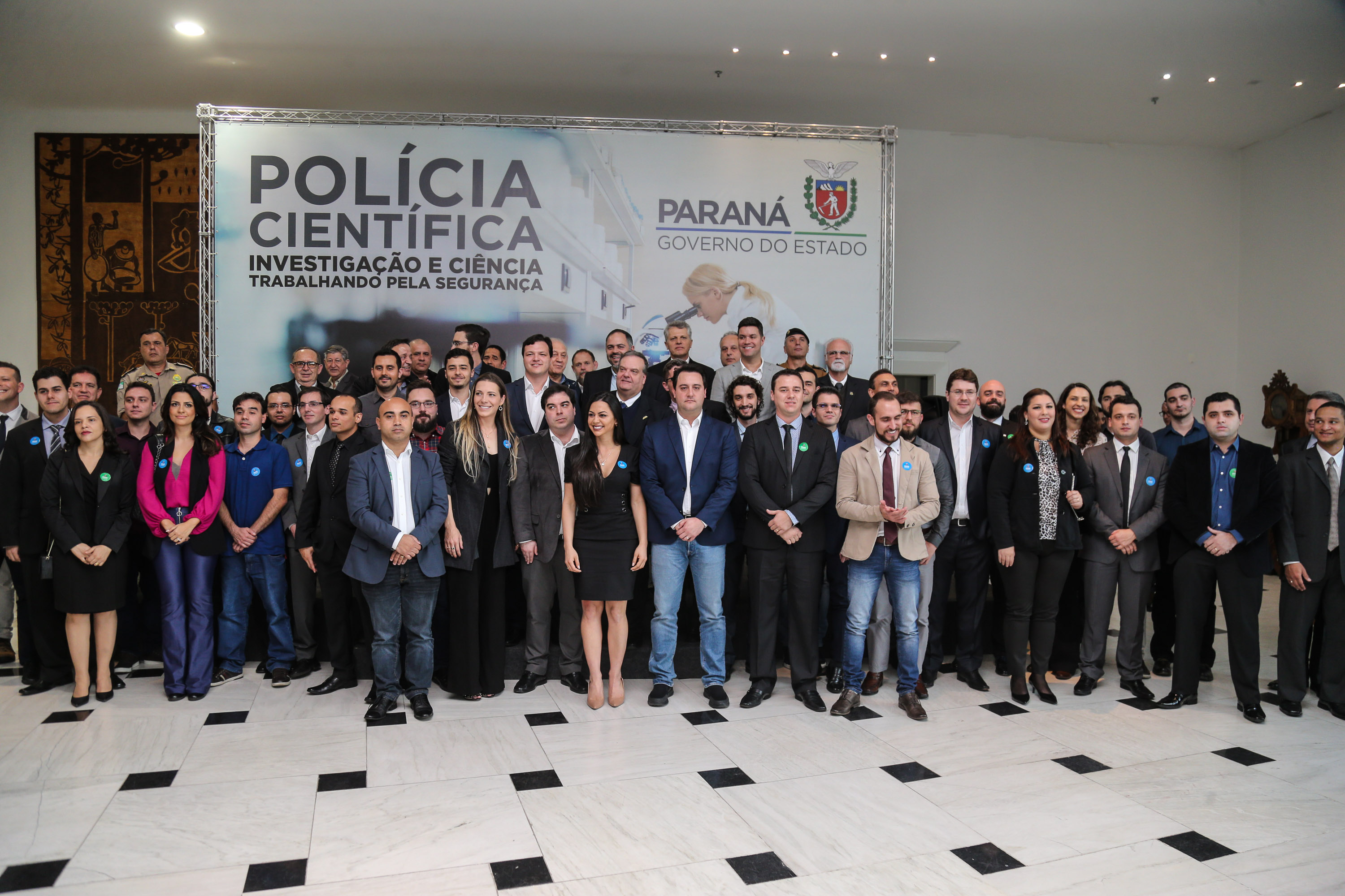 O governador Carlos Massa Ratinho Júnior dá posse a mais de 90 peritos oficiais, no Palácio Iguaçu. Os profissionais integrarão o efetivo da Polícia Científica do Paraná e, após formação, serão distribuídos no Estado, conforme a necessidade. Curitiba, 22/07/2019 -Foto: Geraldo Bubniak/ANPr