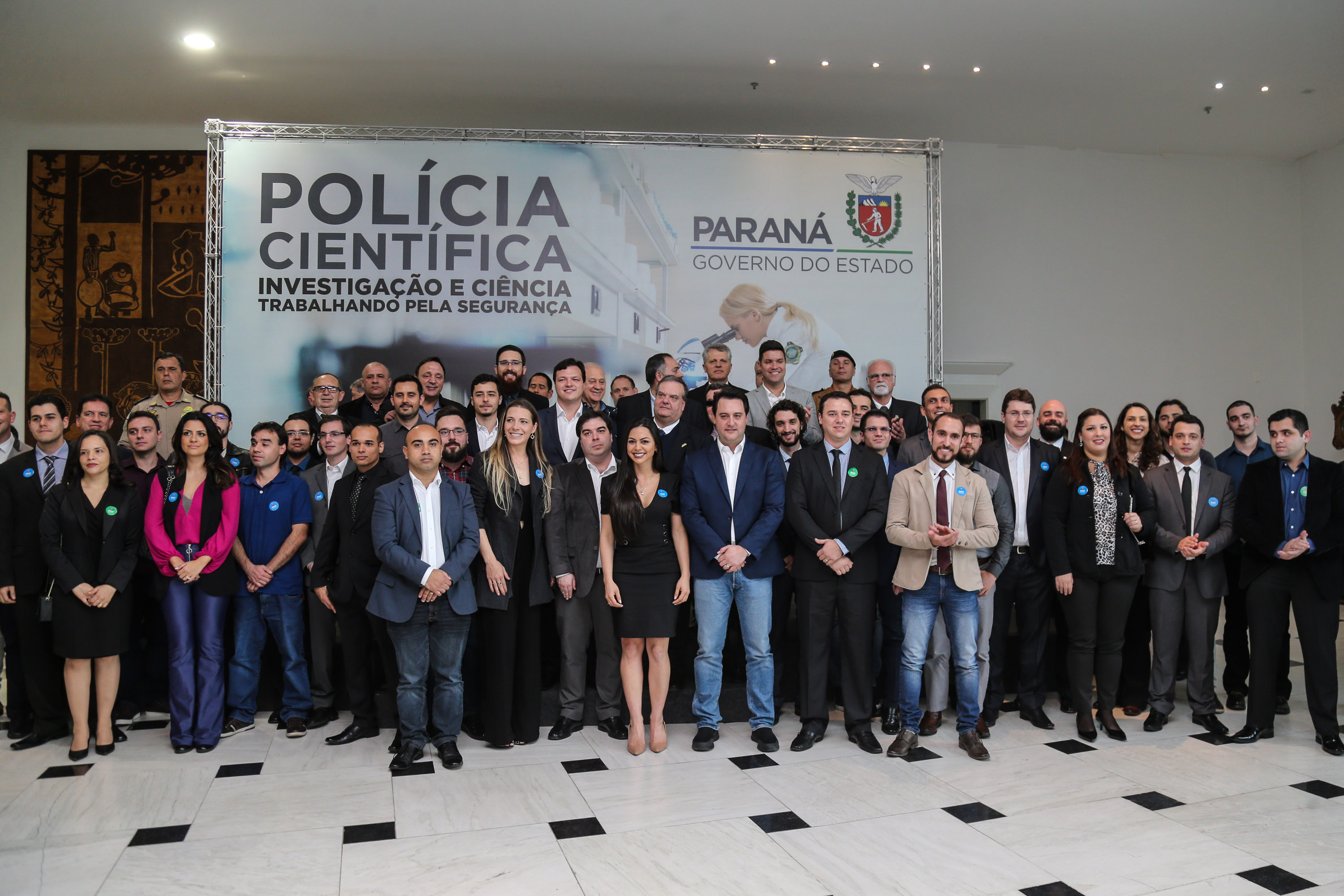 O governador Carlos Massa Ratinho Júnior dá posse a mais de 90 peritos oficiais, no Palácio Iguaçu. Os profissionais integrarão o efetivo da Polícia Científica do Paraná e, após formação, serão distribuídos no Estado, conforme a necessidade. Curitiba, 22/07/2019 -Foto: Geraldo Bubniak/ANPr