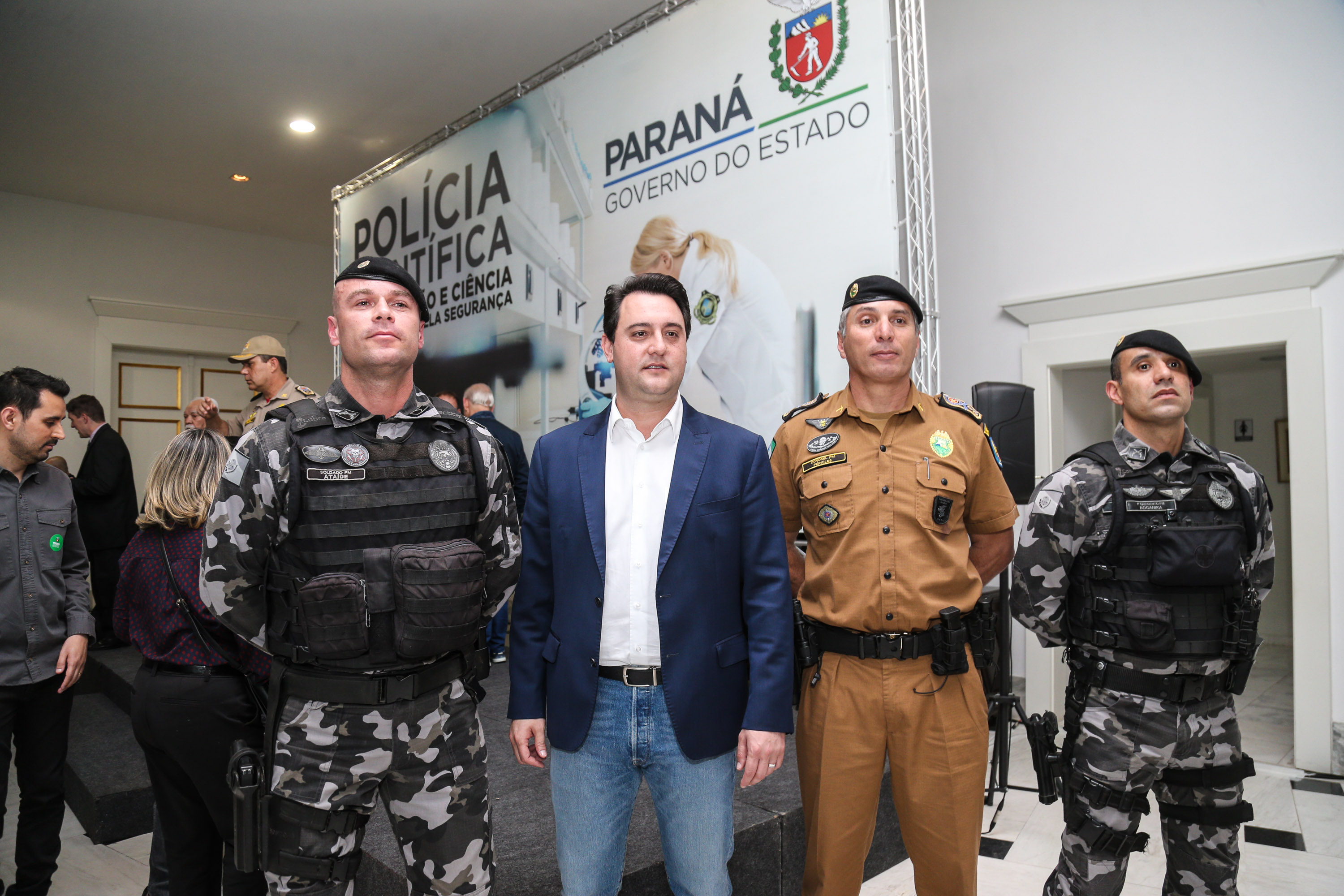 O governador Carlos Massa Ratinho Júnior dá posse a mais de 90 peritos oficiais, no Palácio Iguaçu. Os profissionais integrarão o efetivo da Polícia Científica do Paraná e, após formação, serão distribuídos no Estado, conforme a necessidade. Curitiba, 22/07/2019 -Foto: Geraldo Bubniak/ANPr