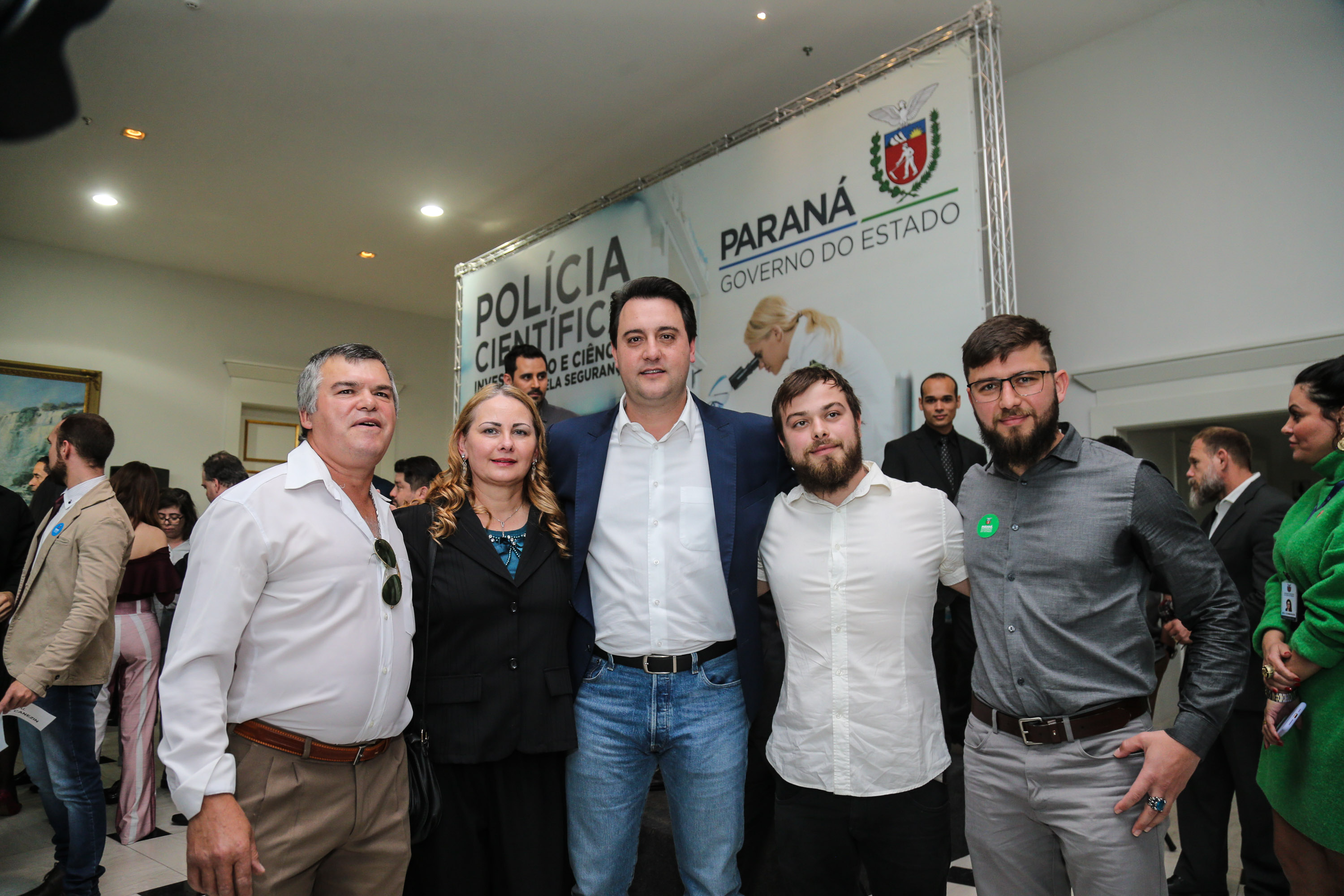 O governador Carlos Massa Ratinho Júnior dá posse a mais de 90 peritos oficiais, no Palácio Iguaçu. Os profissionais integrarão o efetivo da Polícia Científica do Paraná e, após formação, serão distribuídos no Estado, conforme a necessidade. Curitiba, 22/07/2019 -Foto: Geraldo Bubniak/ANPr