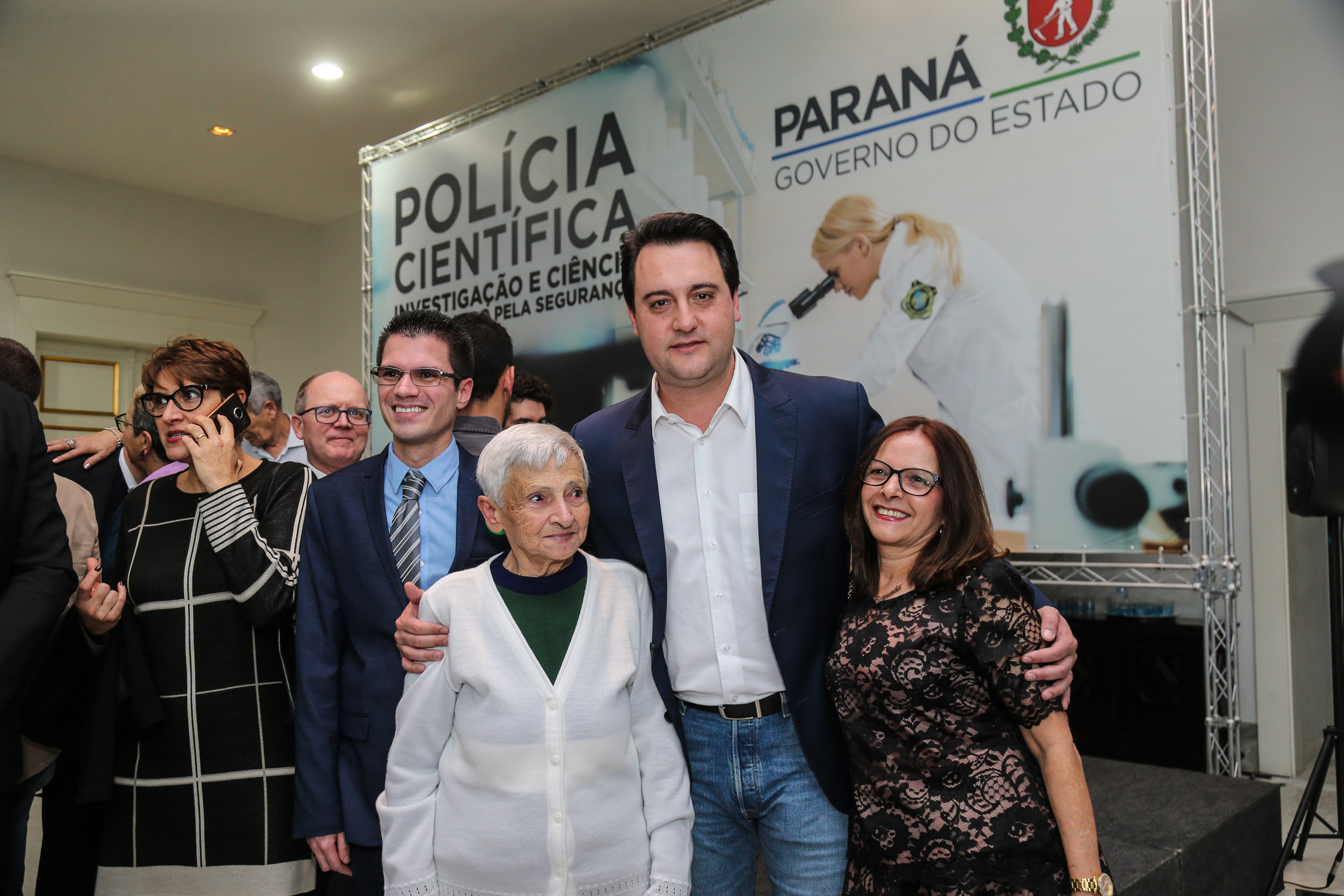 O governador Carlos Massa Ratinho Júnior dá posse a mais de 90 peritos oficiais, no Palácio Iguaçu. Os profissionais integrarão o efetivo da Polícia Científica do Paraná e, após formação, serão distribuídos no Estado, conforme a necessidade. Curitiba, 22/07/2019 -Foto: Geraldo Bubniak/ANPr
