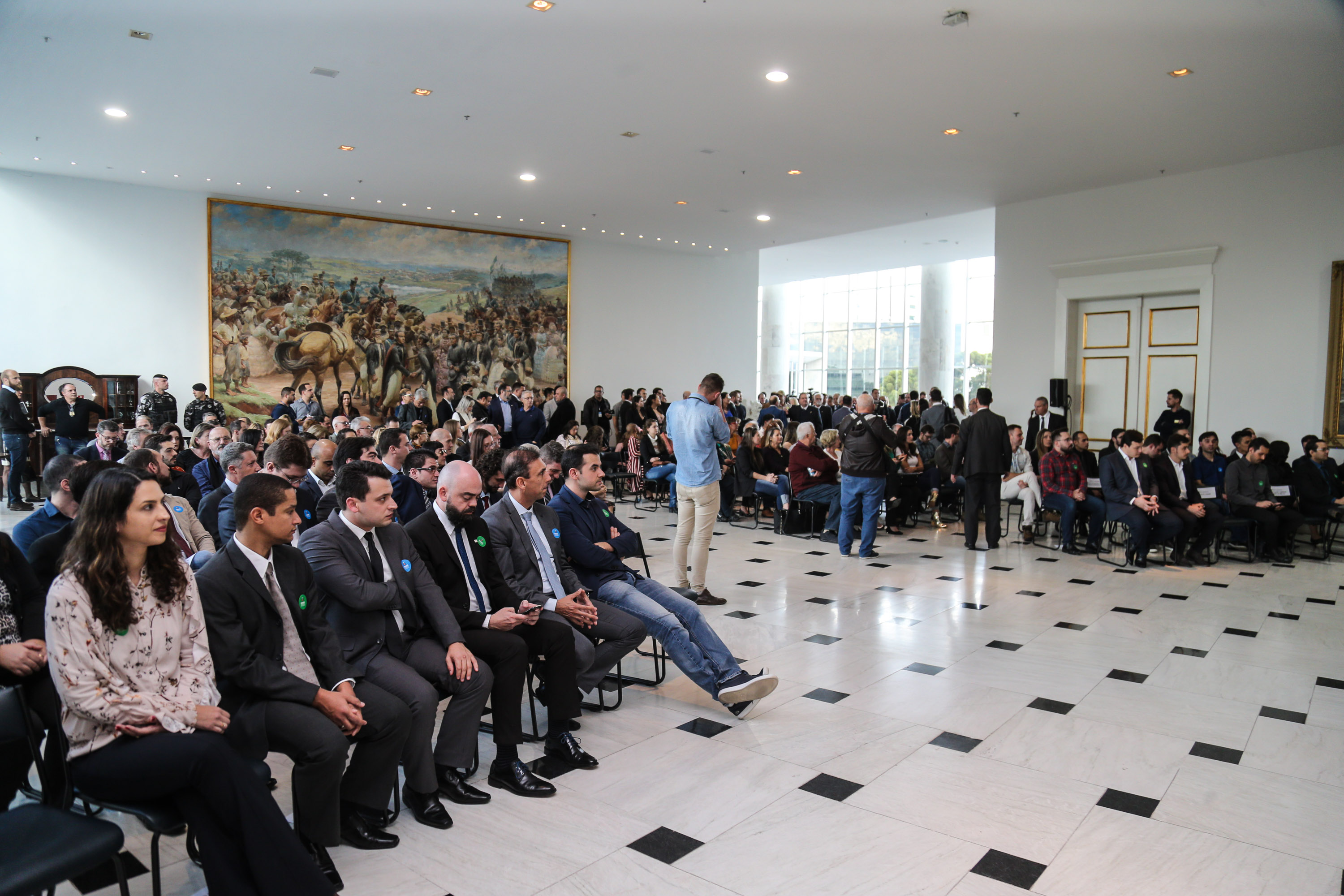 O governador Carlos Massa Ratinho Júnior dá posse a mais de 90 peritos oficiais, no Palácio Iguaçu. Os profissionais integrarão o efetivo da Polícia Científica do Paraná e, após formação, serão distribuídos no Estado, conforme a necessidade. Curitiba, 22/07/2019 -Foto: Geraldo Bubniak/ANPr