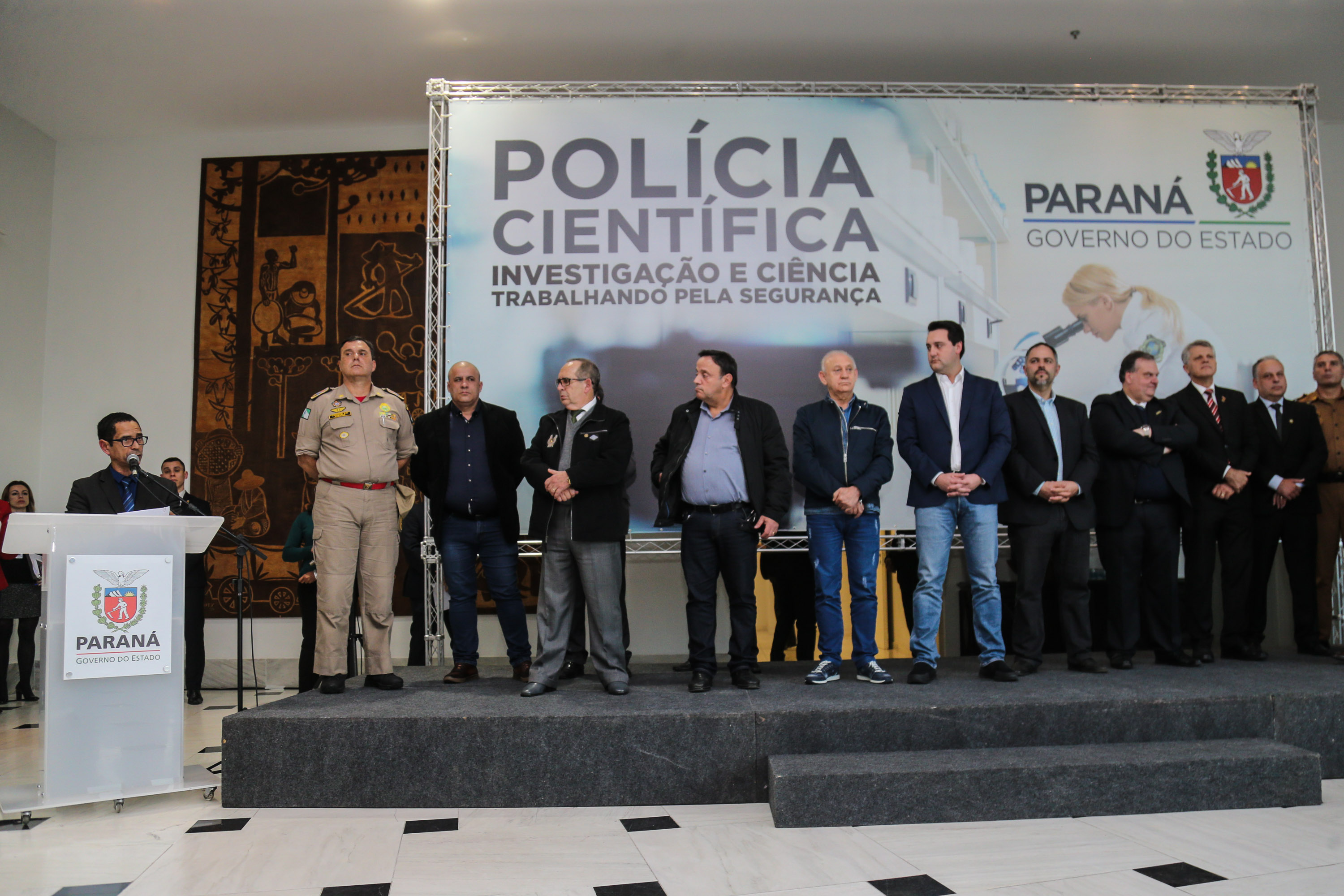 O governador Carlos Massa Ratinho Júnior dá posse a mais de 90 peritos oficiais, no Palácio Iguaçu. Os profissionais integrarão o efetivo da Polícia Científica do Paraná e, após formação, serão distribuídos no Estado, conforme a necessidade. Curitiba, 22/07/2019 -Foto: Geraldo Bubniak/ANPr