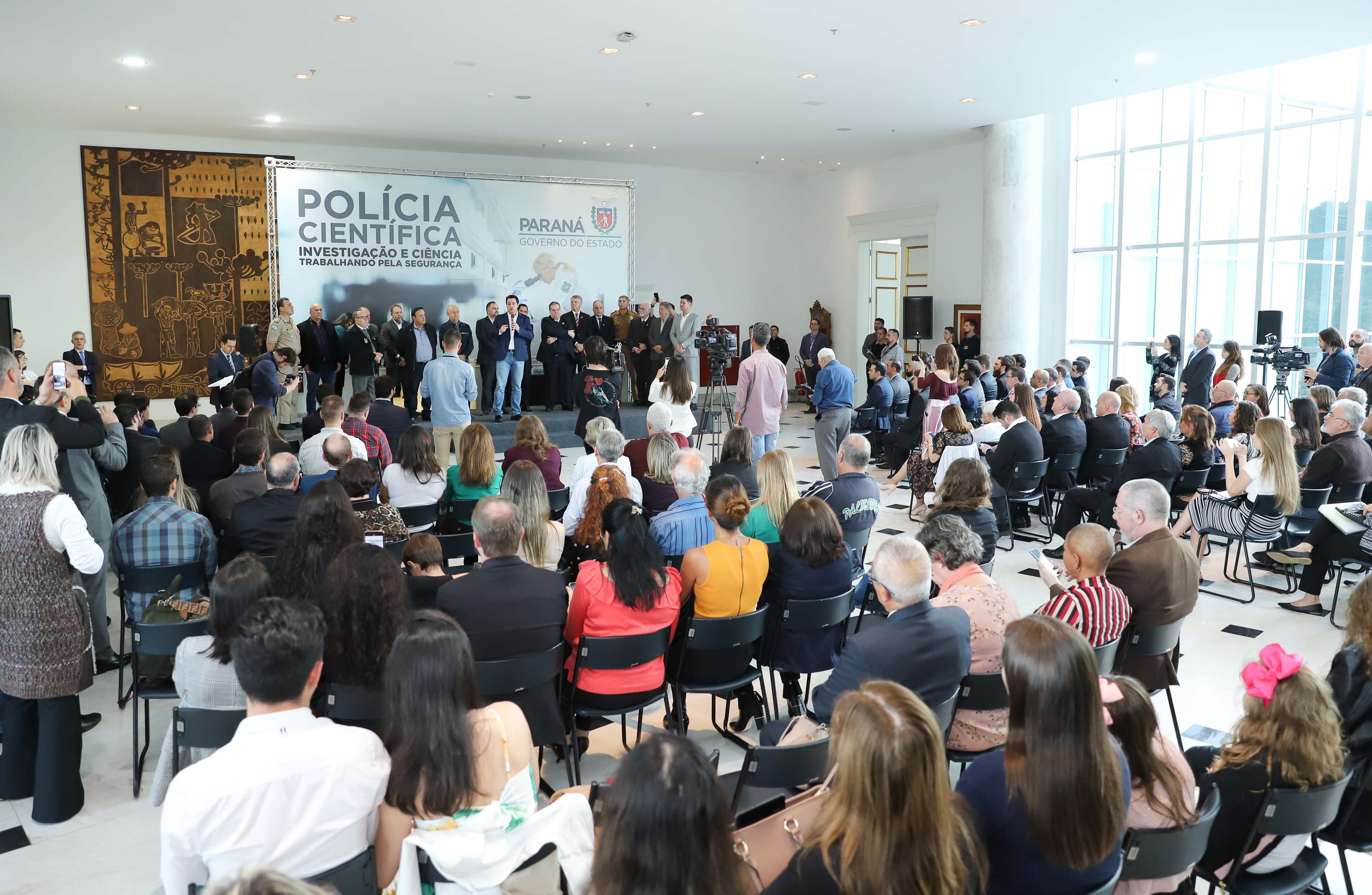 O governador Carlos Massa Ratinho Júnior dá posse a mais de 90 peritos oficiais, no Palácio Iguaçu. Os profissionais integrarão o efetivo da Polícia Científica do Paraná e, após formação, serão distribuídos no Estado, conforme a necessidade. Curitiba, 22/07/2019 -Foto: Rodrigo Felix Leal/ANPr