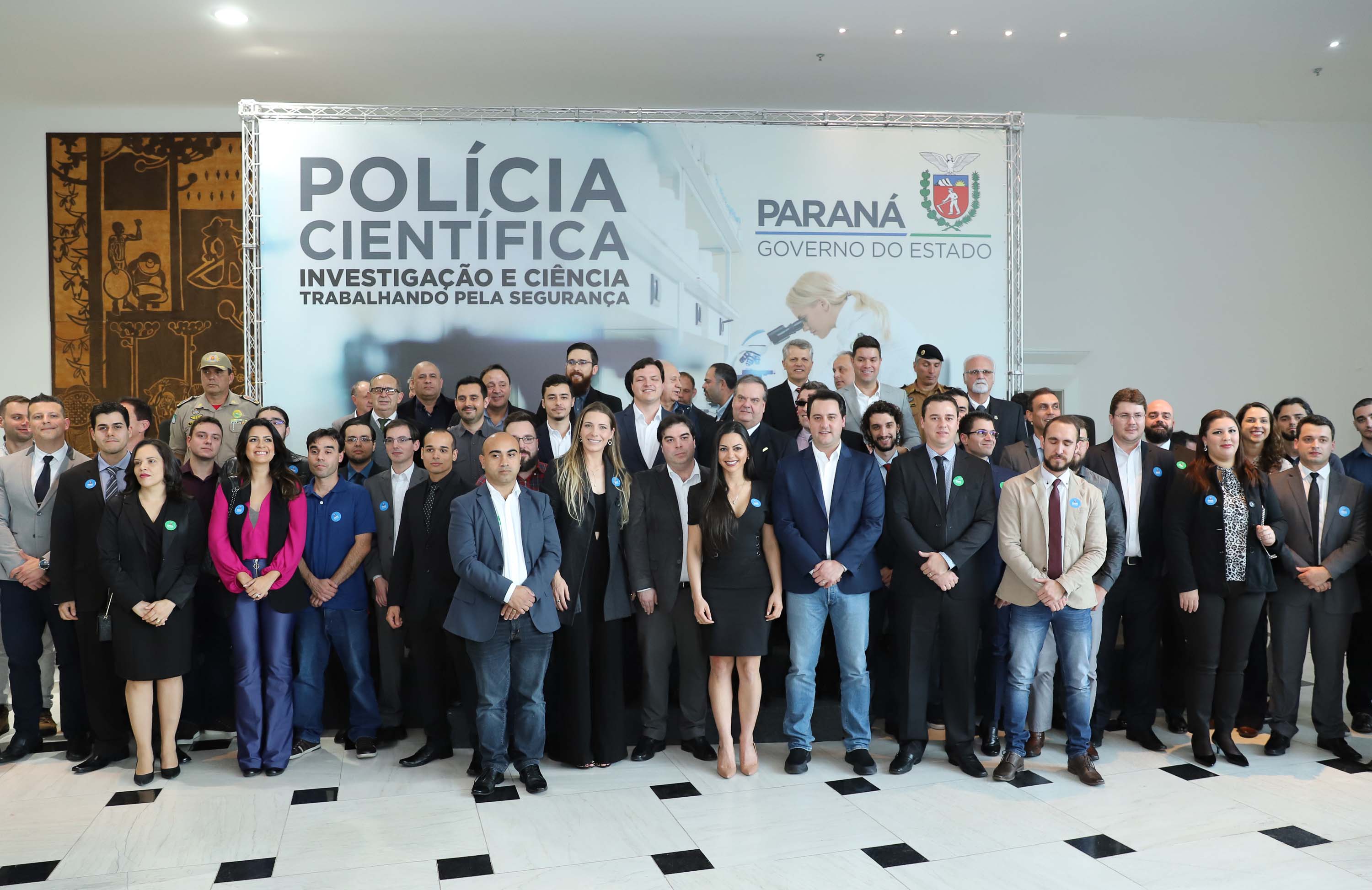 O governador Carlos Massa Ratinho Júnior dá posse a mais de 90 peritos oficiais, no Palácio Iguaçu. Os profissionais integrarão o efetivo da Polícia Científica do Paraná e, após formação, serão distribuídos no Estado, conforme a necessidade. Curitiba, 22/07/2019 -Foto: Rodrigo Felix Leal/ANPr