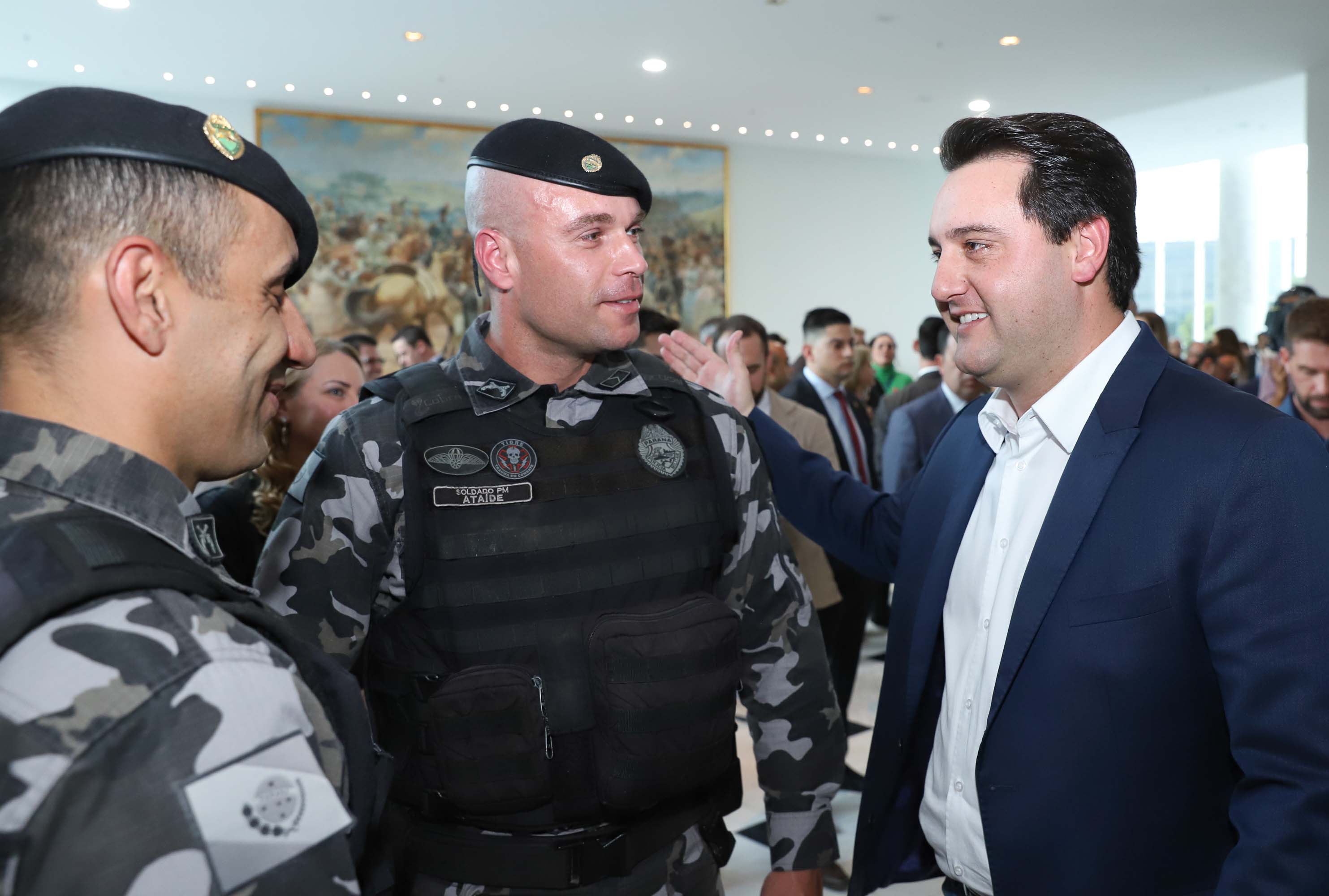 O governador Carlos Massa Ratinho Júnior dá posse a mais de 90 peritos oficiais, no Palácio Iguaçu. Os profissionais integrarão o efetivo da Polícia Científica do Paraná e, após formação, serão distribuídos no Estado, conforme a necessidade. Curitiba, 22/07/2019 -Foto: Rodrigo Felix Leal/ANPr