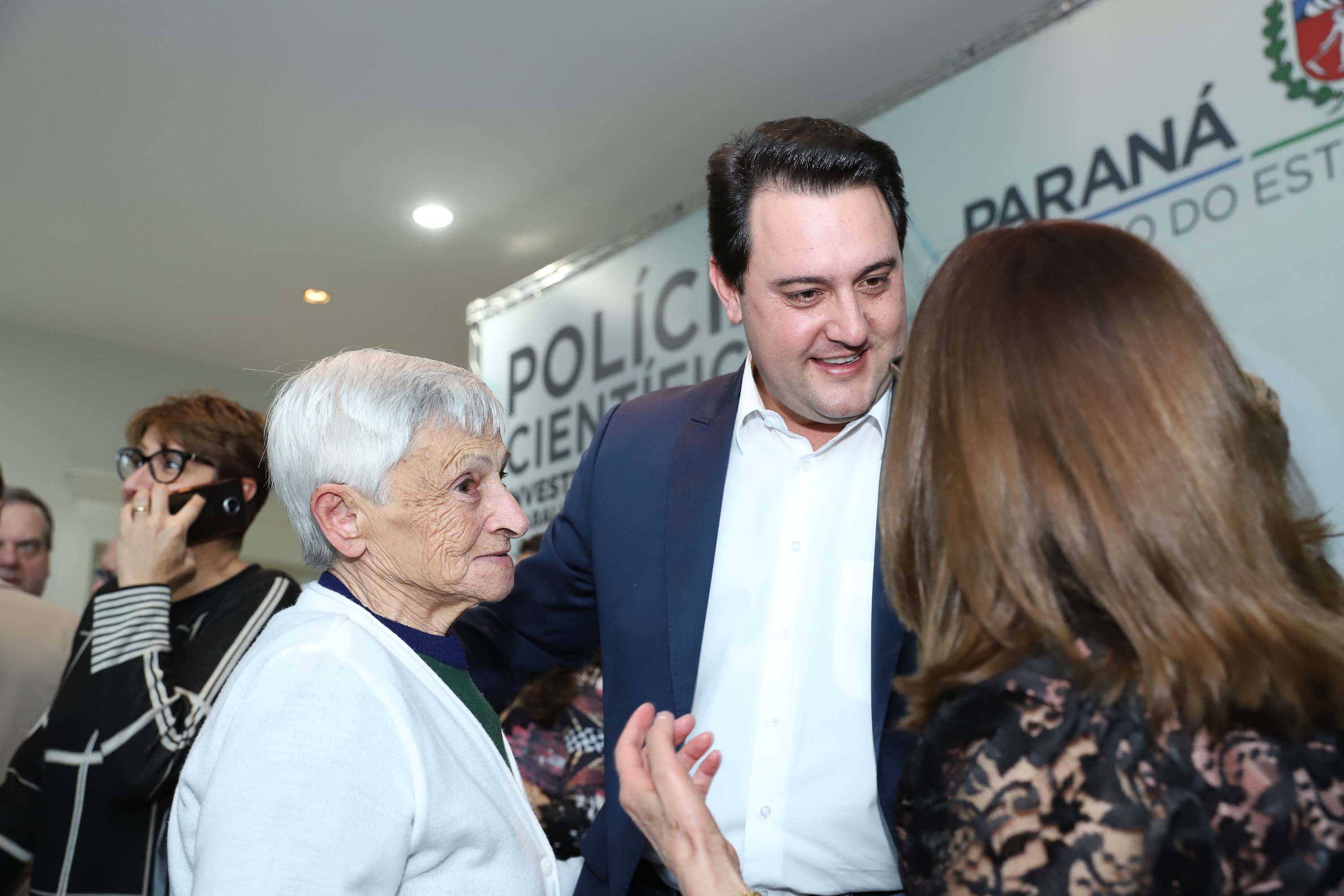 O governador Carlos Massa Ratinho Júnior dá posse a mais de 90 peritos oficiais, no Palácio Iguaçu. Os profissionais integrarão o efetivo da Polícia Científica do Paraná e, após formação, serão distribuídos no Estado, conforme a necessidade. Curitiba, 22/07/2019 -Foto: Rodrigo Felix Leal/ANPr