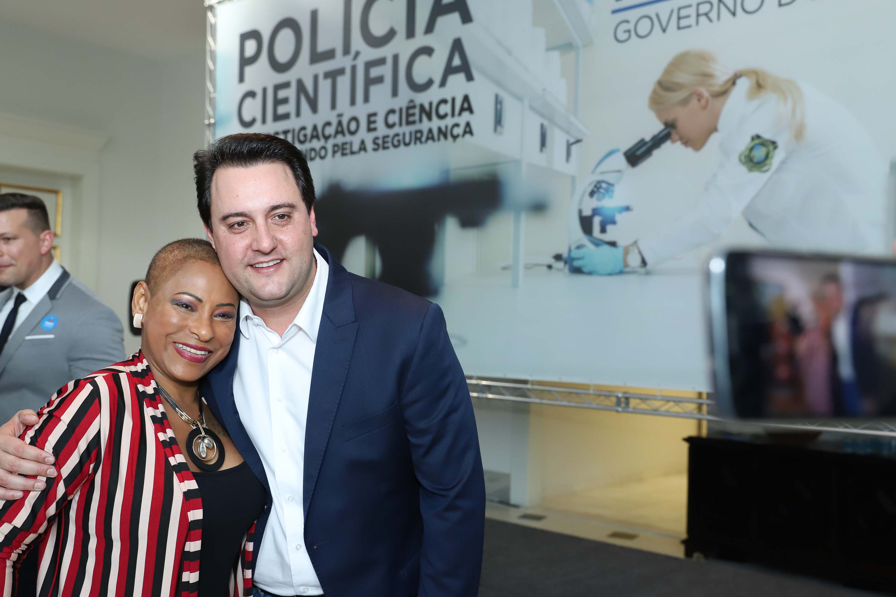 O governador Carlos Massa Ratinho Júnior dá posse a mais de 90 peritos oficiais, no Palácio Iguaçu. Os profissionais integrarão o efetivo da Polícia Científica do Paraná e, após formação, serão distribuídos no Estado, conforme a necessidade. Curitiba, 22/07/2019 -Foto: Rodrigo Felix Leal/ANPr
