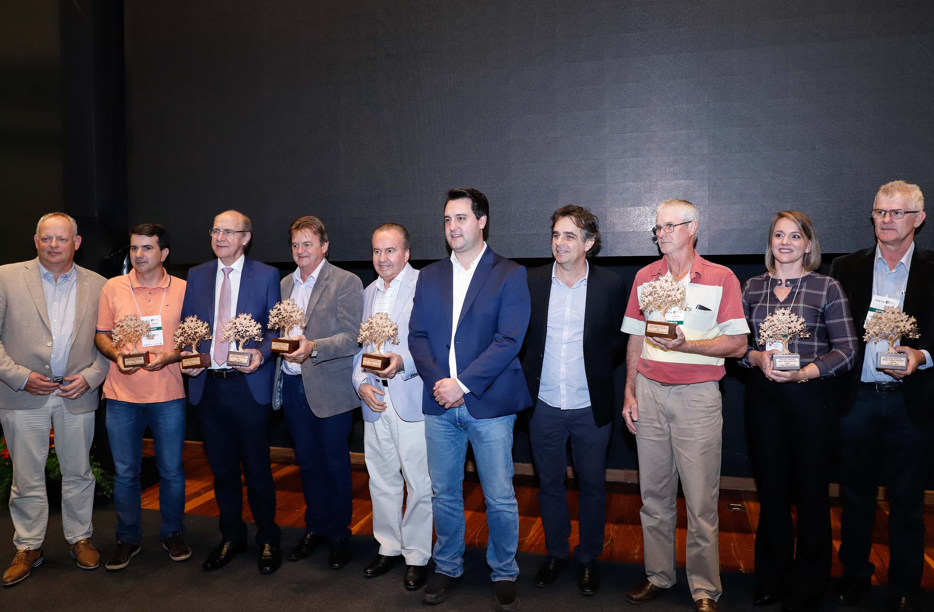 O governador Carlos Massa Ratinho Junior afirmou nesta terça-feira (23), durante a abertura da AveSui Eurotier South America 2019, em Medianeira, que o Estado prepara as bases logísticas para facilitar ainda mais o desenvolvimento do cooperativismo no Paraná, que já é referência para o agronegócio brasileiro