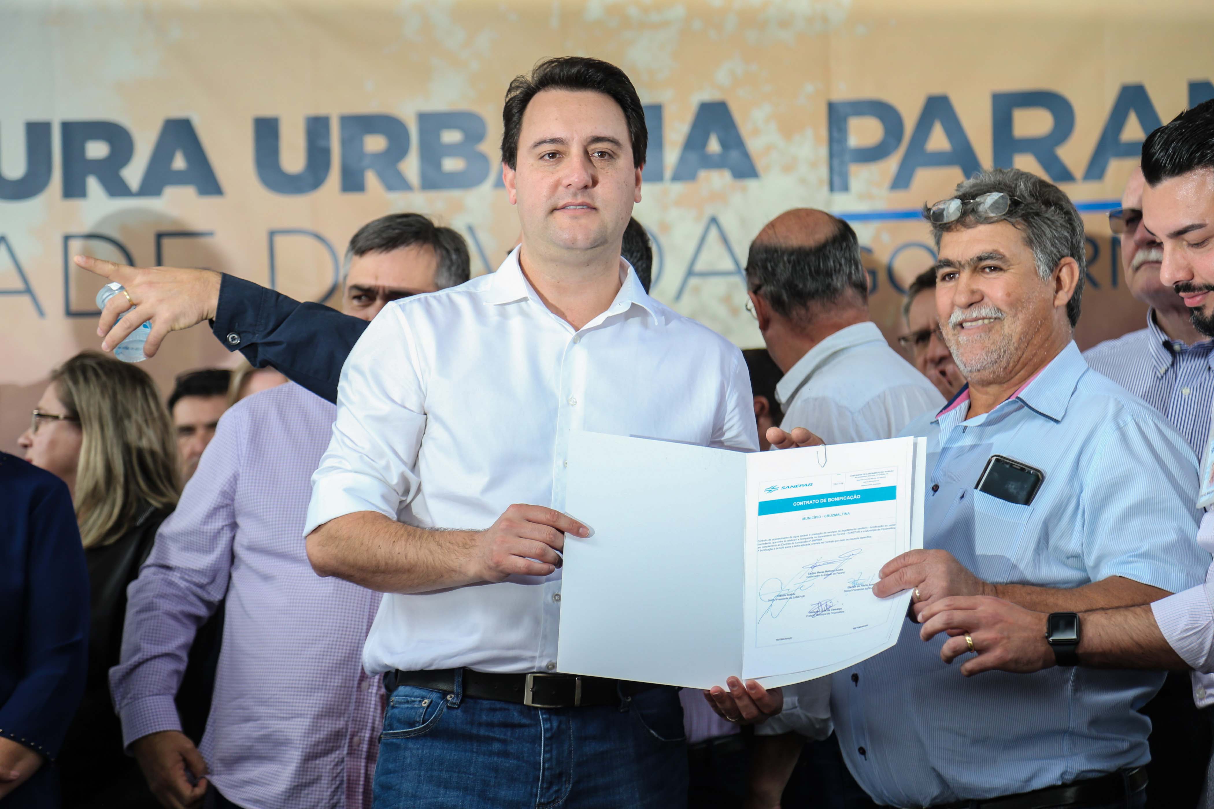 O governador Carlos Massa Ratinho Junior e o prefeito Miguel Amaral inauguraram mais uma unidade do projeto Meu Campinho. O governador também assinou a ordem de serviço para dar início à construção de uma unidade de saúde no mesmo bairro, em frente ao Meu Campinho.
Além disso, foram entregues licitações e homologações de projetos que somam R$ 1,75 milhão em investimentos, nos municípios de Ivaiporã, Reserva e Roncador. Ivaiporã, 26/07/2019 -Foto: Geraldo Bubniak/ANPr
