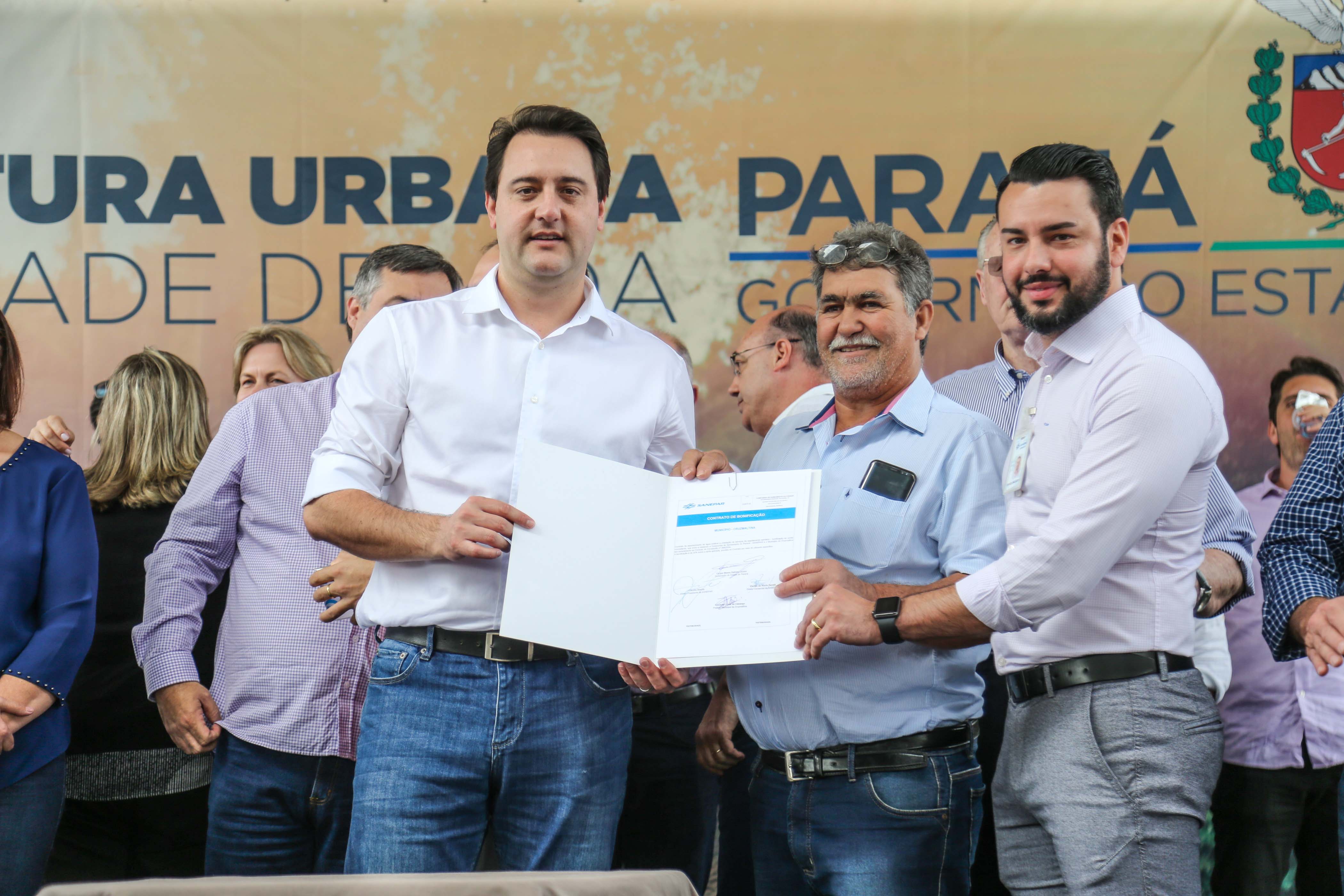 O governador Carlos Massa Ratinho Junior e o prefeito Miguel Amaral inauguraram mais uma unidade do projeto Meu Campinho. O governador também assinou a ordem de serviço para dar início à construção de uma unidade de saúde no mesmo bairro, em frente ao Meu Campinho.
Além disso, foram entregues licitações e homologações de projetos que somam R$ 1,75 milhão em investimentos, nos municípios de Ivaiporã, Reserva e Roncador. Ivaiporã, 26/07/2019 -Foto: Geraldo Bubniak/ANPr
