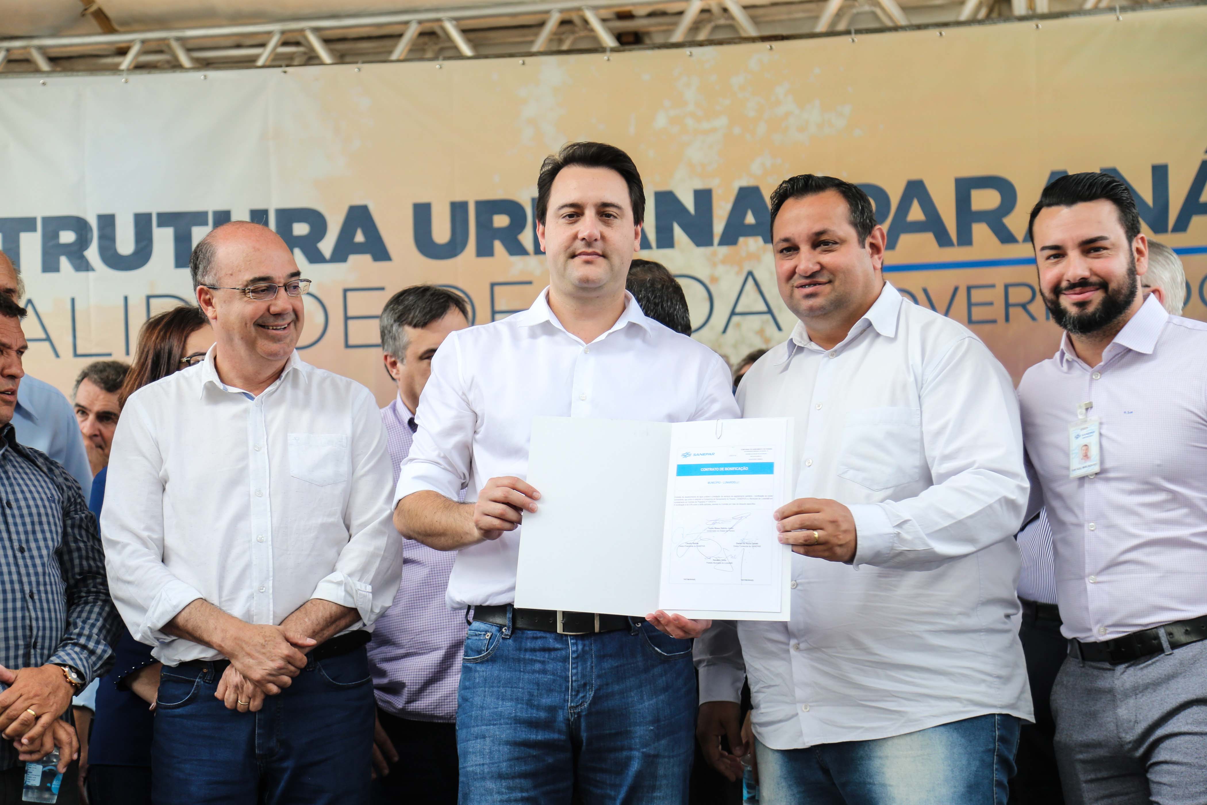 O governador Carlos Massa Ratinho Junior e o prefeito Miguel Amaral inauguraram mais uma unidade do projeto Meu Campinho. O governador também assinou a ordem de serviço para dar início à construção de uma unidade de saúde no mesmo bairro, em frente ao Meu Campinho.
Além disso, foram entregues licitações e homologações de projetos que somam R$ 1,75 milhão em investimentos, nos municípios de Ivaiporã, Reserva e Roncador. Ivaiporã, 26/07/2019 -Foto: Geraldo Bubniak/ANPr