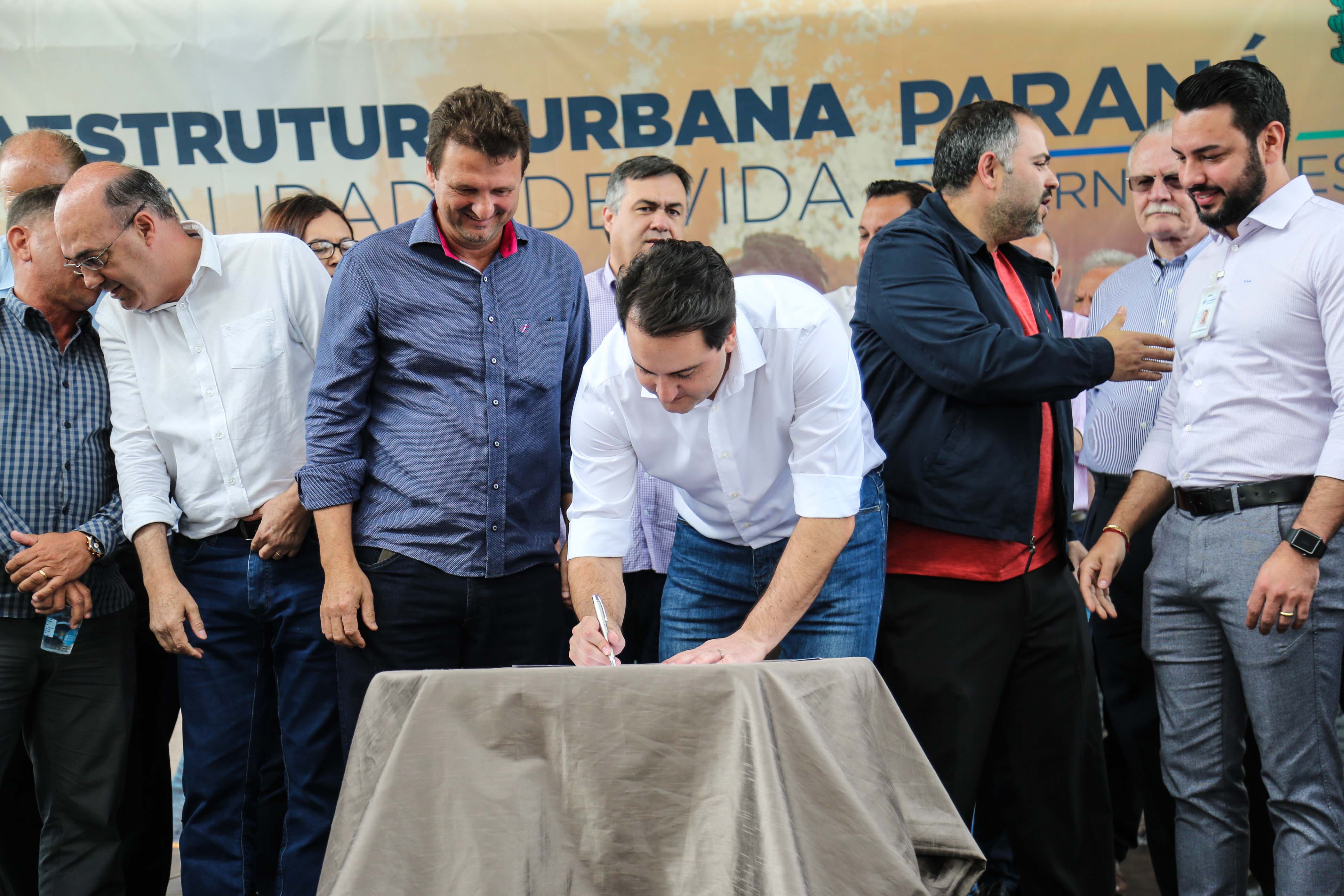 O governador Carlos Massa Ratinho Junior e o prefeito Miguel Amaral inauguraram mais uma unidade do projeto Meu Campinho. O governador também assinou a ordem de serviço para dar início à construção de uma unidade de saúde no mesmo bairro, em frente ao Meu Campinho.
Além disso, foram entregues licitações e homologações de projetos que somam R$ 1,75 milhão em investimentos, nos municípios de Ivaiporã, Reserva e Roncador. Ivaiporã, 26/07/2019 -Foto: Geraldo Bubniak/ANPr