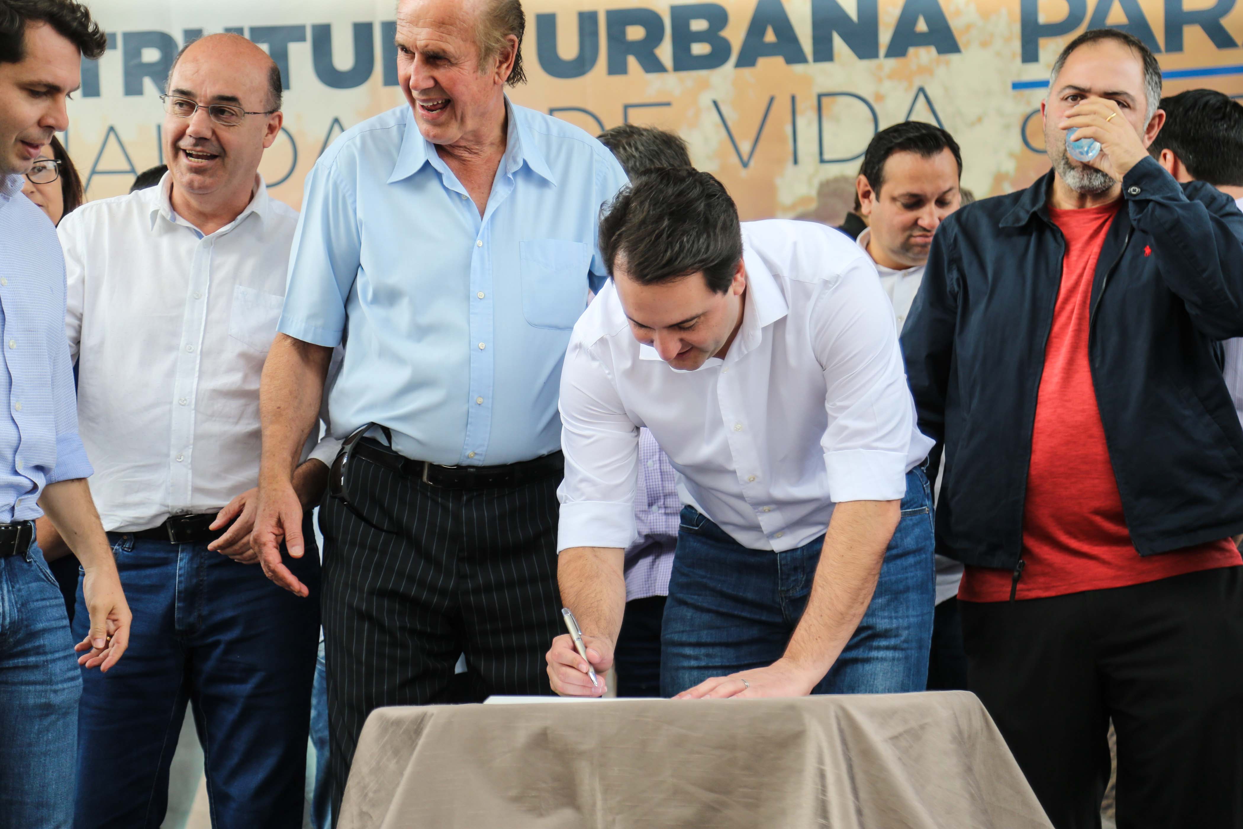 O governador Carlos Massa Ratinho Junior e o prefeito Miguel Amaral inauguraram mais uma unidade do projeto Meu Campinho. O governador também assinou a ordem de serviço para dar início à construção de uma unidade de saúde no mesmo bairro, em frente ao Meu Campinho.
Além disso, foram entregues licitações e homologações de projetos que somam R$ 1,75 milhão em investimentos, nos municípios de Ivaiporã, Reserva e Roncador. Ivaiporã, 26/07/2019 -Foto: Geraldo Bubniak/ANPr
