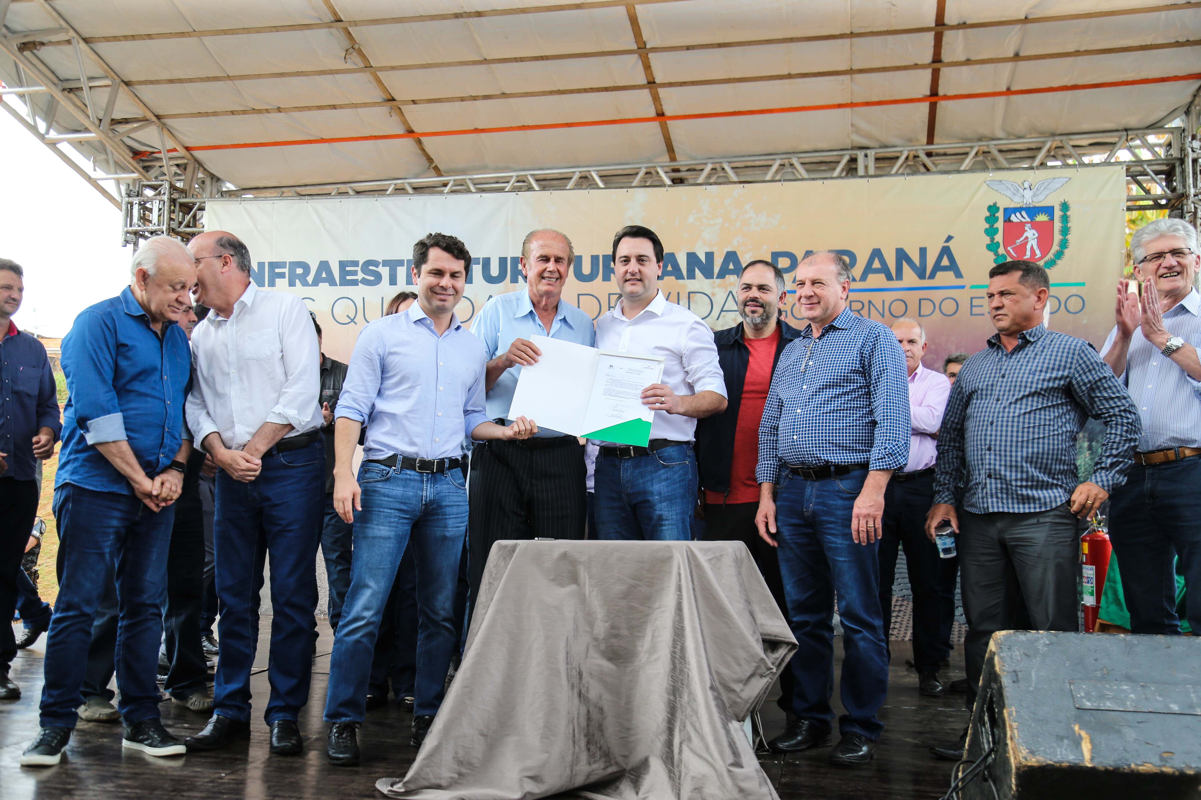 O governador Carlos Massa Ratinho Junior e o prefeito Miguel Amaral inauguraram mais uma unidade do projeto Meu Campinho. O governador também assinou a ordem de serviço para dar início à construção de uma unidade de saúde no mesmo bairro, em frente ao Meu Campinho.
Além disso, foram entregues licitações e homologações de projetos que somam R$ 1,75 milhão em investimentos, nos municípios de Ivaiporã, Reserva e Roncador. Ivaiporã, 26/07/2019 -Foto: Geraldo Bubniak/ANPr