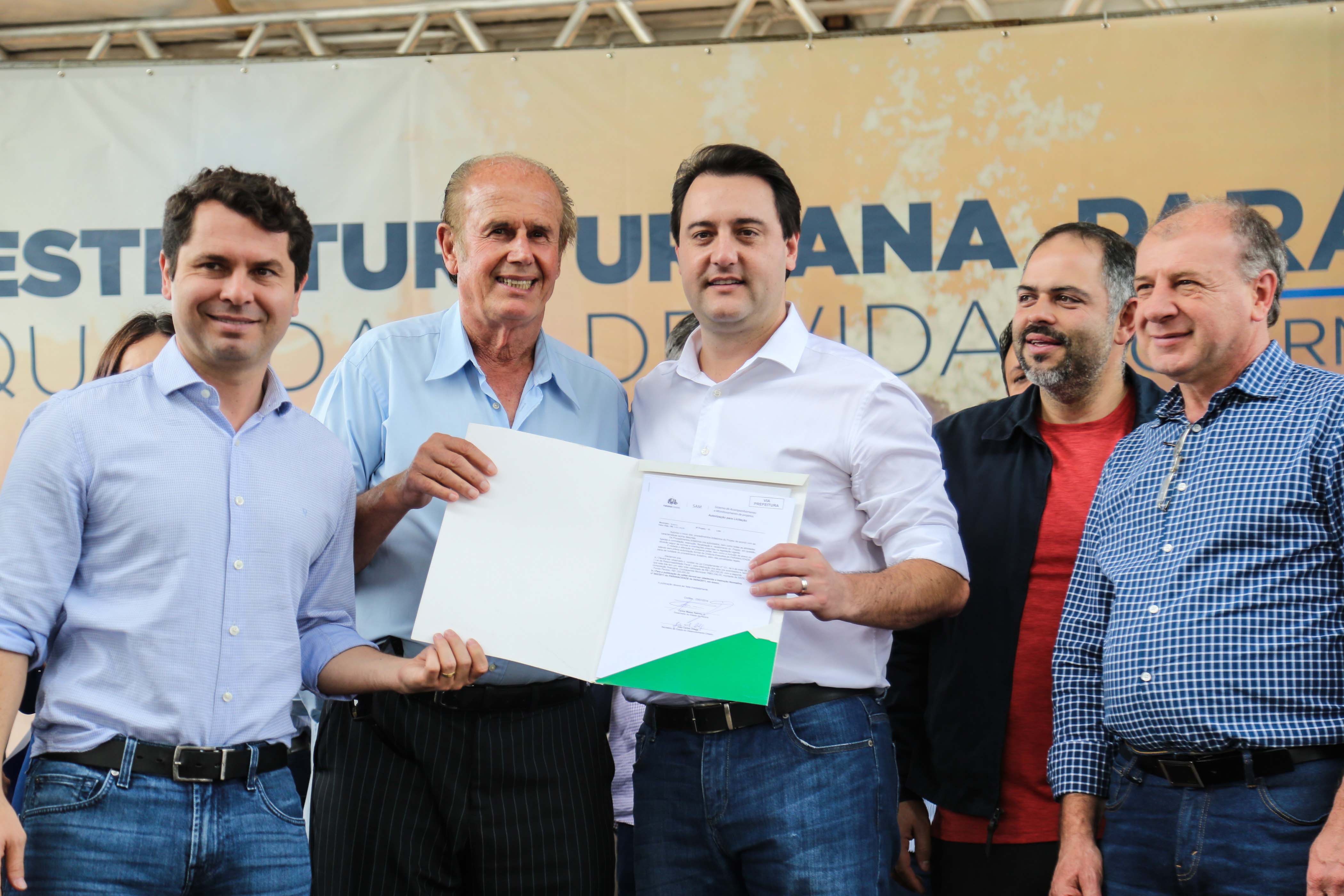 O governador Carlos Massa Ratinho Junior e o prefeito Miguel Amaral inauguraram mais uma unidade do projeto Meu Campinho. O governador também assinou a ordem de serviço para dar início à construção de uma unidade de saúde no mesmo bairro, em frente ao Meu Campinho.
Além disso, foram entregues licitações e homologações de projetos que somam R$ 1,75 milhão em investimentos, nos municípios de Ivaiporã, Reserva e Roncador. Ivaiporã, 26/07/2019 -Foto: Geraldo Bubniak/ANPr