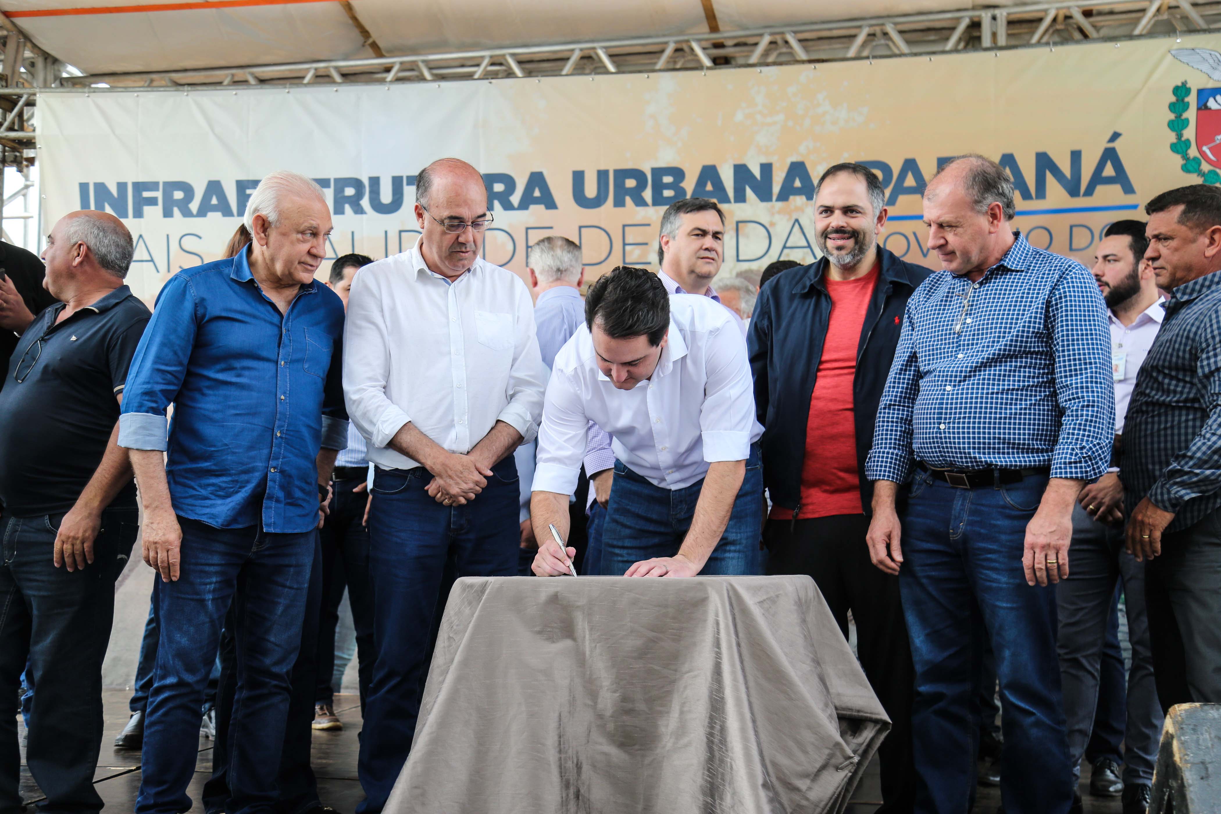 O governador Carlos Massa Ratinho Junior e o prefeito Miguel Amaral inauguraram mais uma unidade do projeto Meu Campinho. O governador também assinou a ordem de serviço para dar início à construção de uma unidade de saúde no mesmo bairro, em frente ao Meu Campinho.
Além disso, foram entregues licitações e homologações de projetos que somam R$ 1,75 milhão em investimentos, nos municípios de Ivaiporã, Reserva e Roncador. Ivaiporã, 26/07/2019 -Foto: Geraldo Bubniak/ANPr
