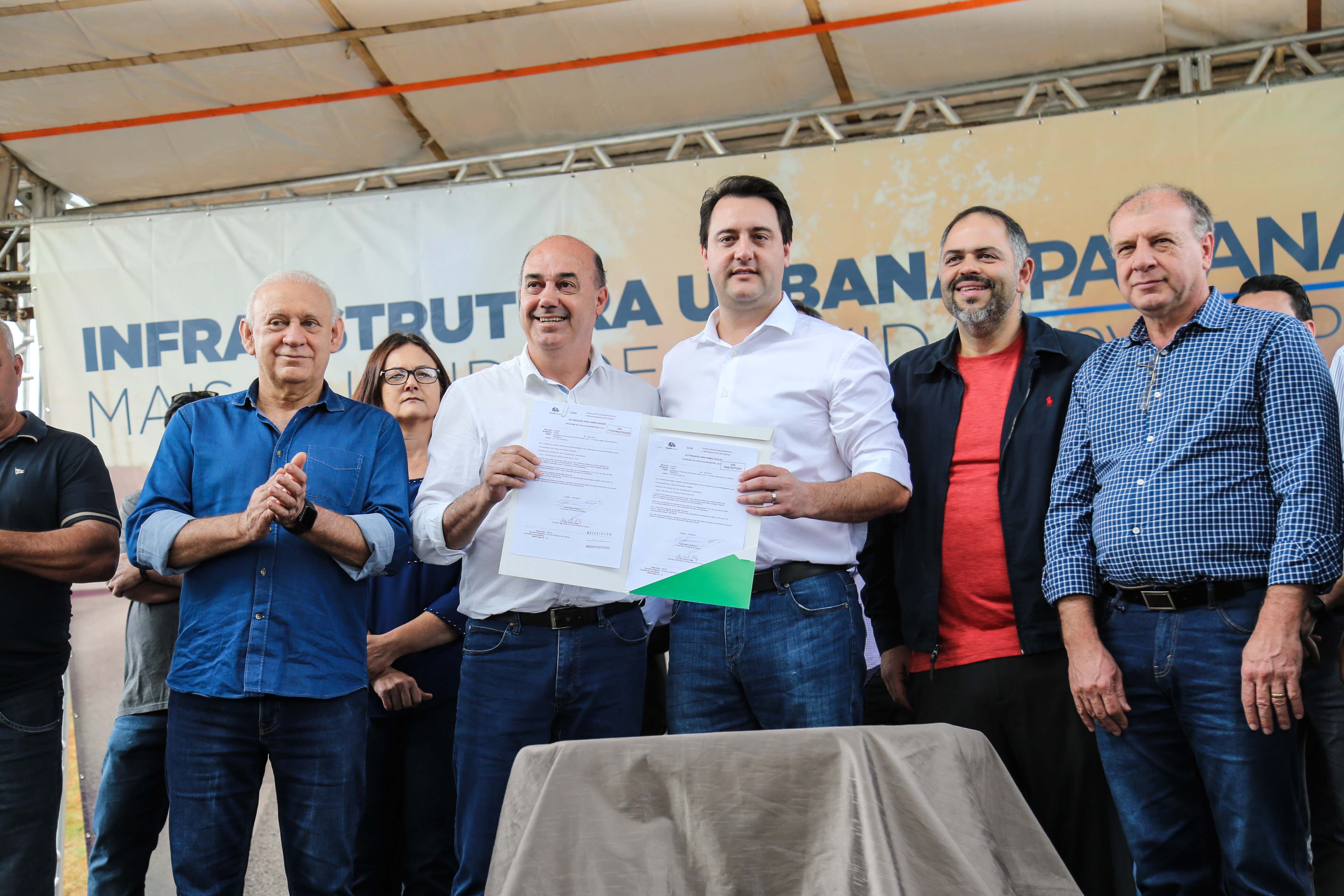 O governador Carlos Massa Ratinho Junior e o prefeito Miguel Amaral inauguraram mais uma unidade do projeto Meu Campinho. O governador também assinou a ordem de serviço para dar início à construção de uma unidade de saúde no mesmo bairro, em frente ao Meu Campinho.
Além disso, foram entregues licitações e homologações de projetos que somam R$ 1,75 milhão em investimentos, nos municípios de Ivaiporã, Reserva e Roncador. Ivaiporã, 26/07/2019 -Foto: Geraldo Bubniak/ANPr