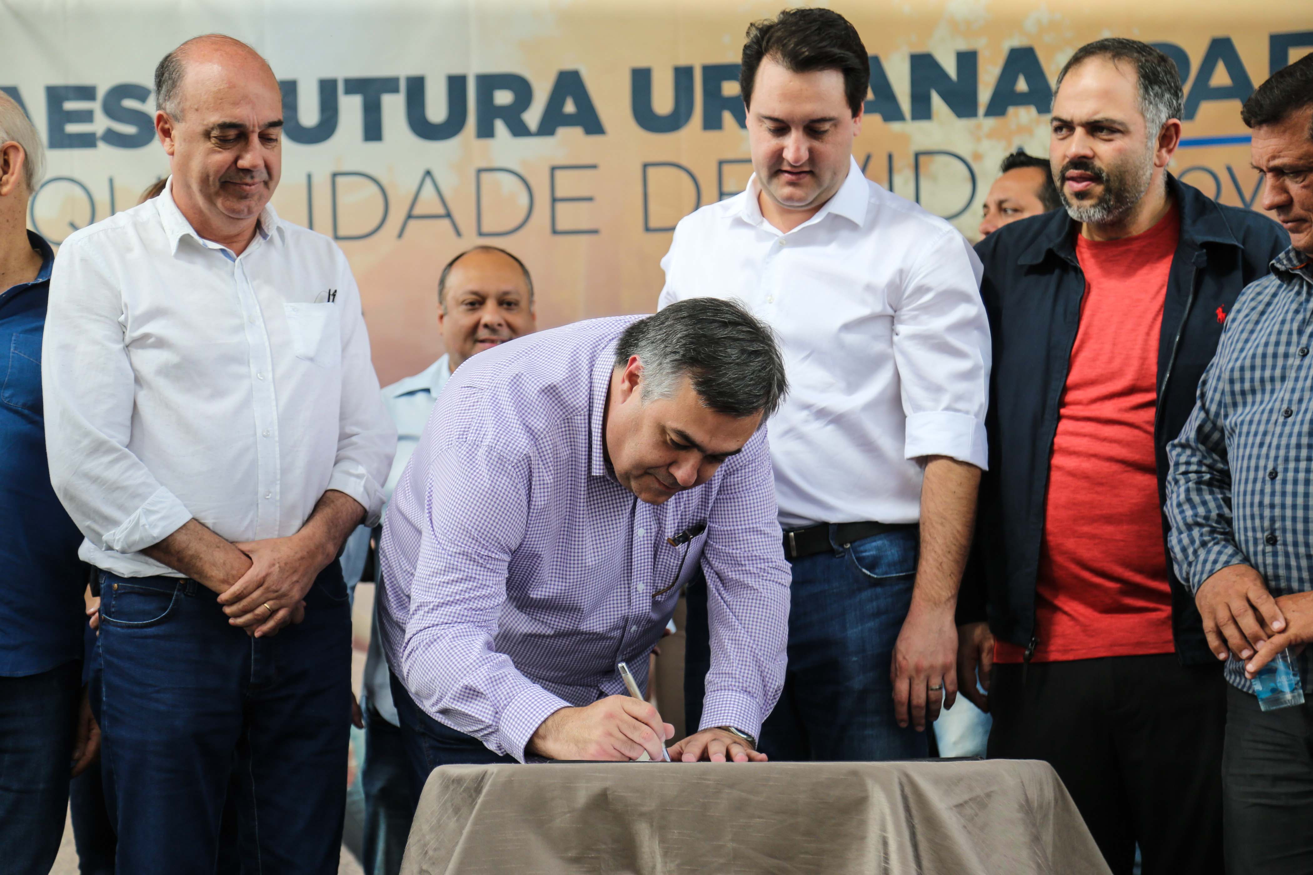 O governador Carlos Massa Ratinho Junior e o prefeito Miguel Amaral inauguraram mais uma unidade do projeto Meu Campinho. O governador também assinou a ordem de serviço para dar início à construção de uma unidade de saúde no mesmo bairro, em frente ao Meu Campinho.
Além disso, foram entregues licitações e homologações de projetos que somam R$ 1,75 milhão em investimentos, nos municípios de Ivaiporã, Reserva e Roncador. Ivaiporã, 26/07/2019 -Foto: Geraldo Bubniak/ANPr