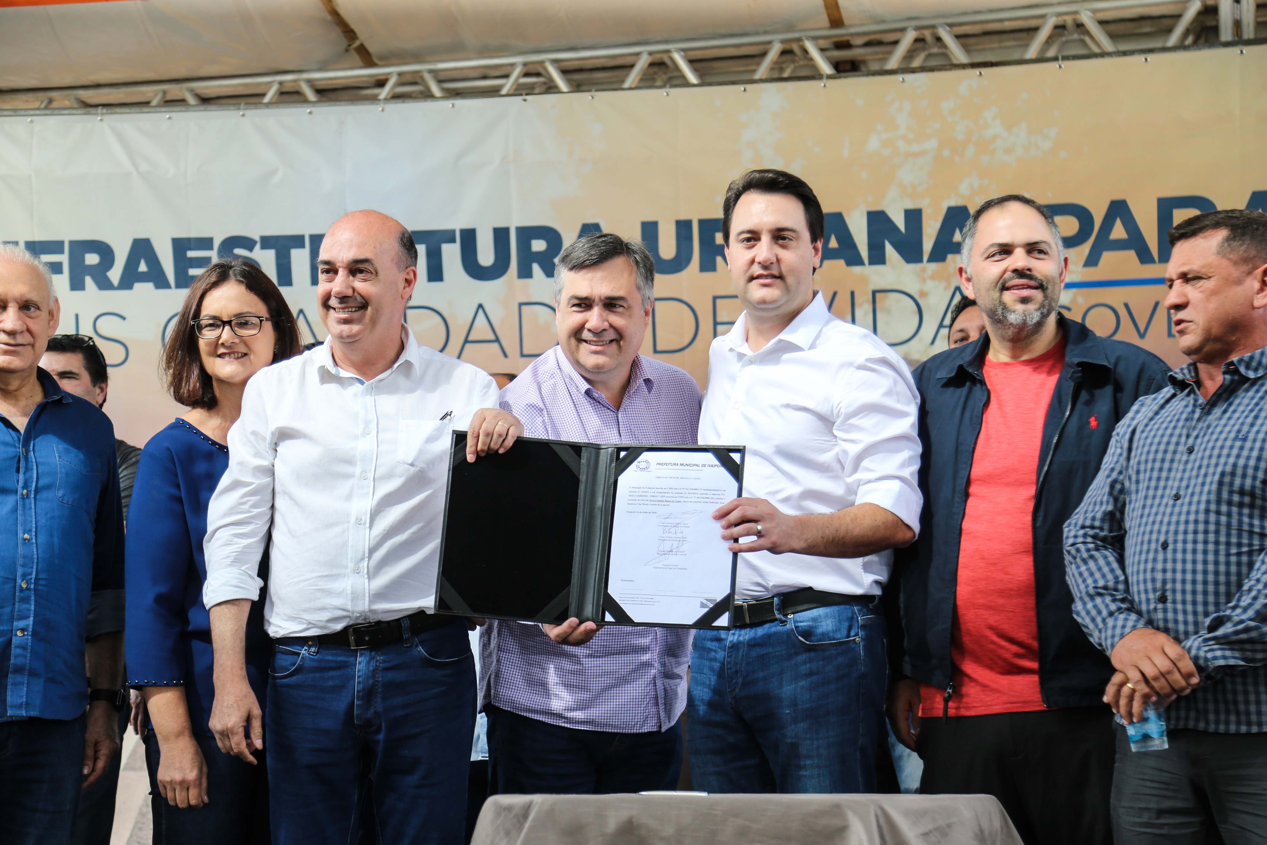 O governador Carlos Massa Ratinho Junior e o prefeito Miguel Amaral inauguraram mais uma unidade do projeto Meu Campinho. O governador também assinou a ordem de serviço para dar início à construção de uma unidade de saúde no mesmo bairro, em frente ao Meu Campinho.
Além disso, foram entregues licitações e homologações de projetos que somam R$ 1,75 milhão em investimentos, nos municípios de Ivaiporã, Reserva e Roncador. Ivaiporã, 26/07/2019 -Foto: Geraldo Bubniak/ANPr