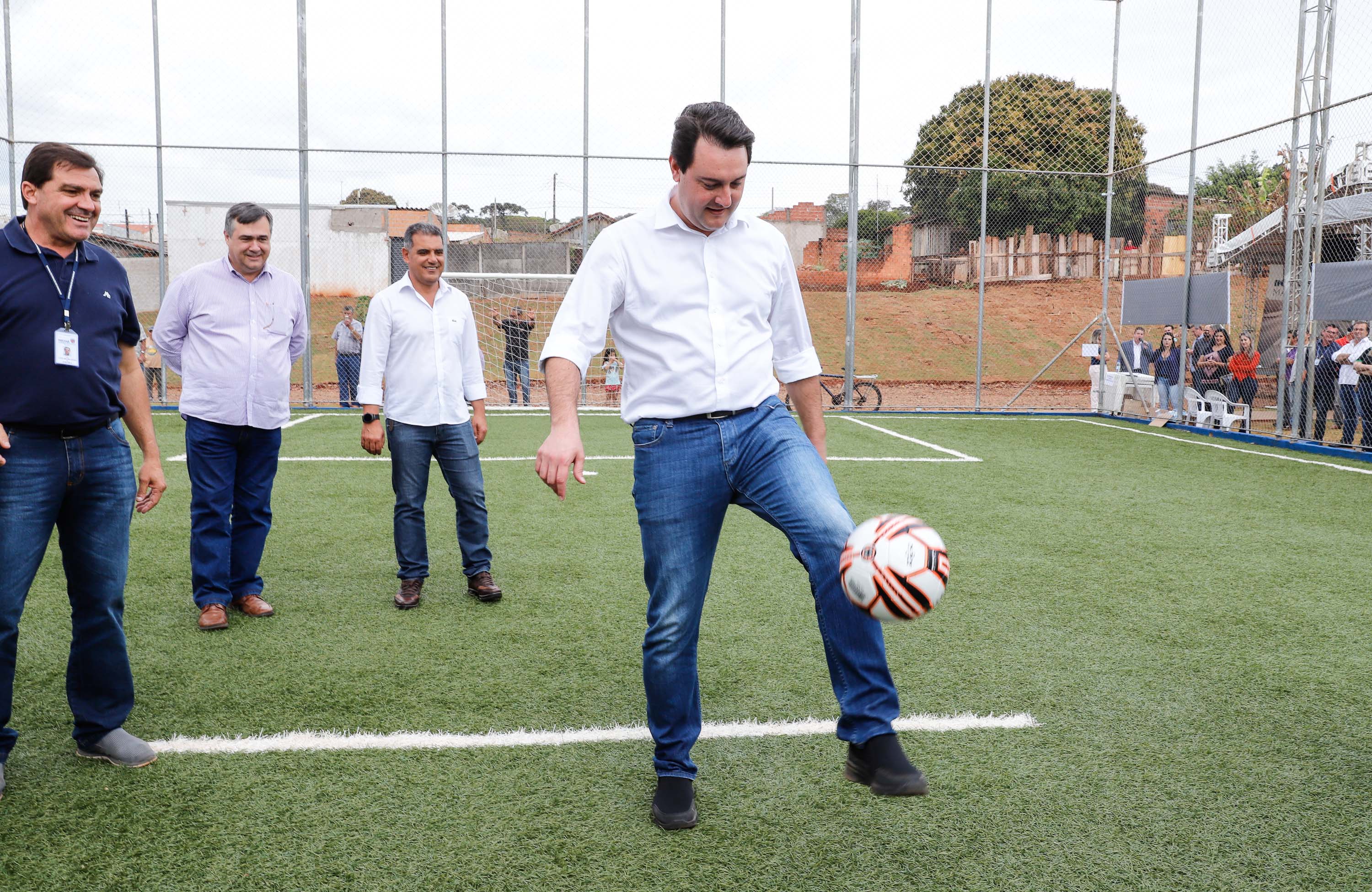 O governador Carlos Massa Ratinho Junior e o prefeito Miguel Amaral inauguraram mais uma unidade do projeto Meu Campinho