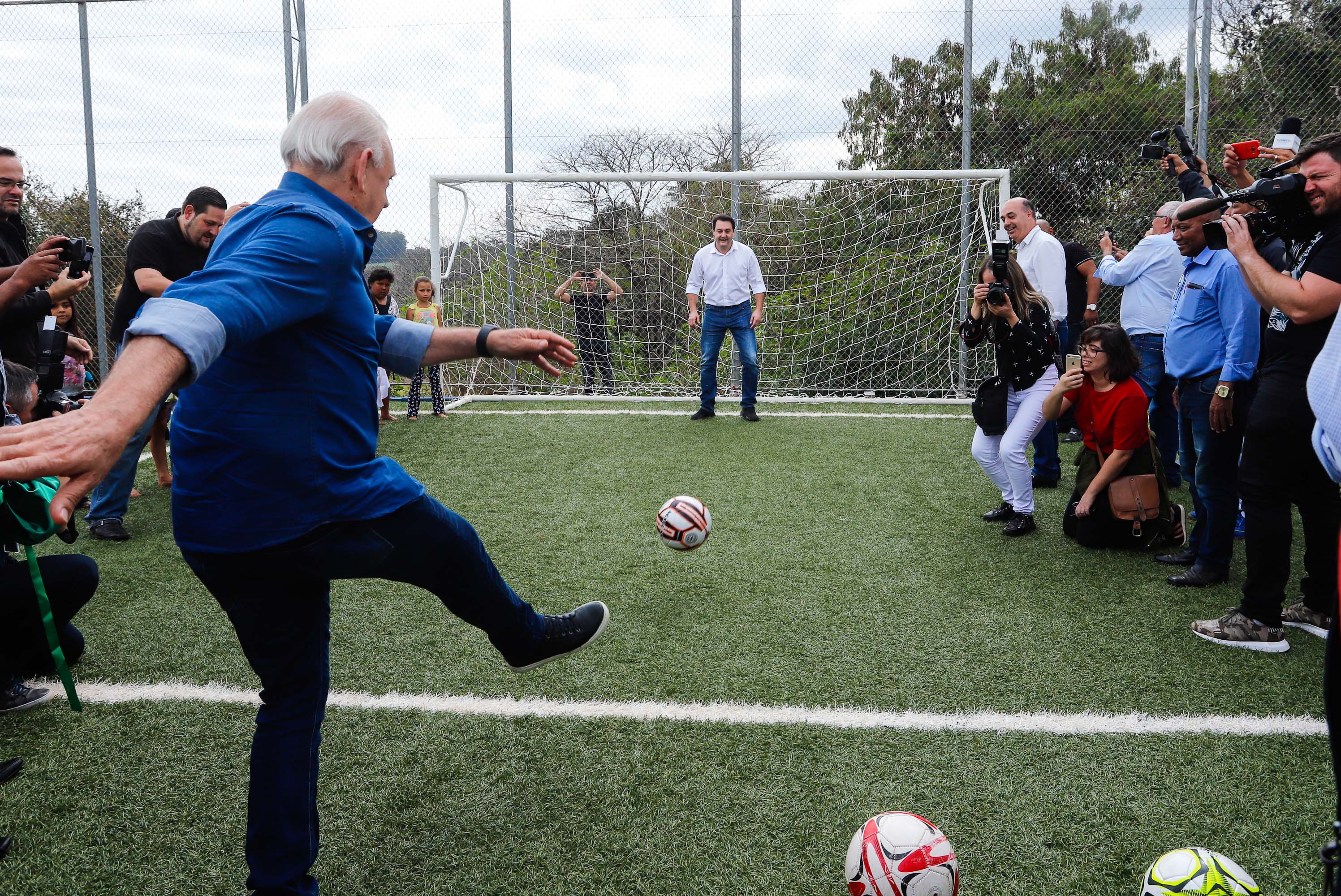 O governador Carlos Massa Ratinho Junior e o prefeito Miguel Amaral inauguraram mais uma unidade do projeto Meu Campinho