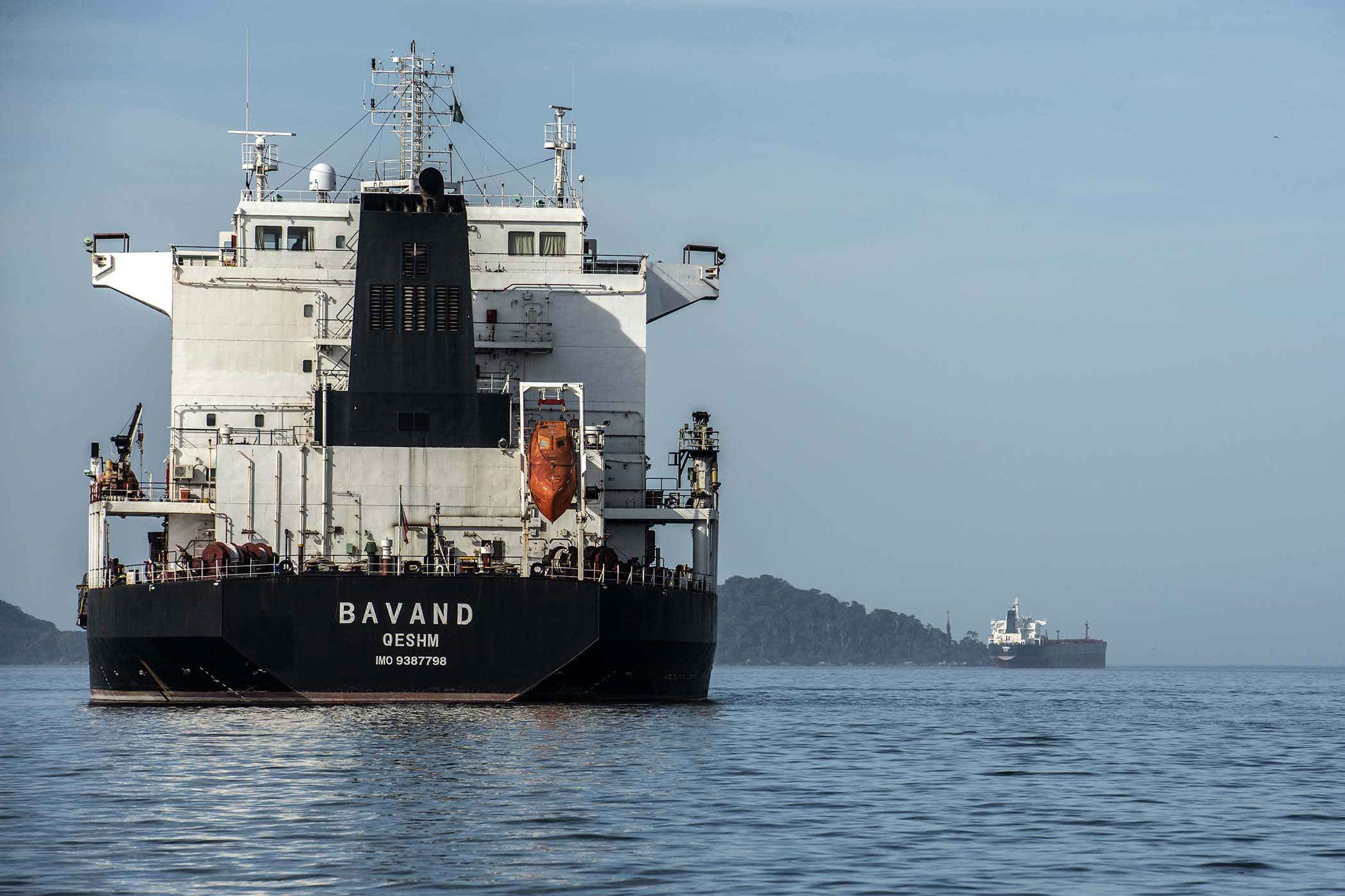 Os dois navios de bandeira iraniana, que aguardam abastecimento na área do Porto de Paranaguá, estão prestes a zarpar. A questão, que estava sendo resolvida na Justiça desde o início de junho, chega ao desfecho neste final de semana. Foto: Claudio Neves/Portos do Paraná